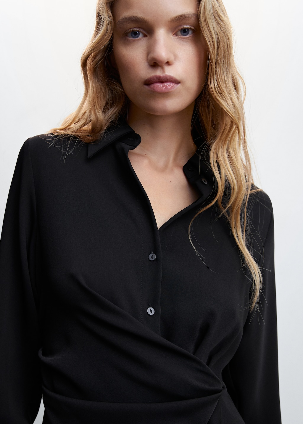Zwarte jurk met overhemdkraag en plooidetail Dames MANGO OUTLET Nederland