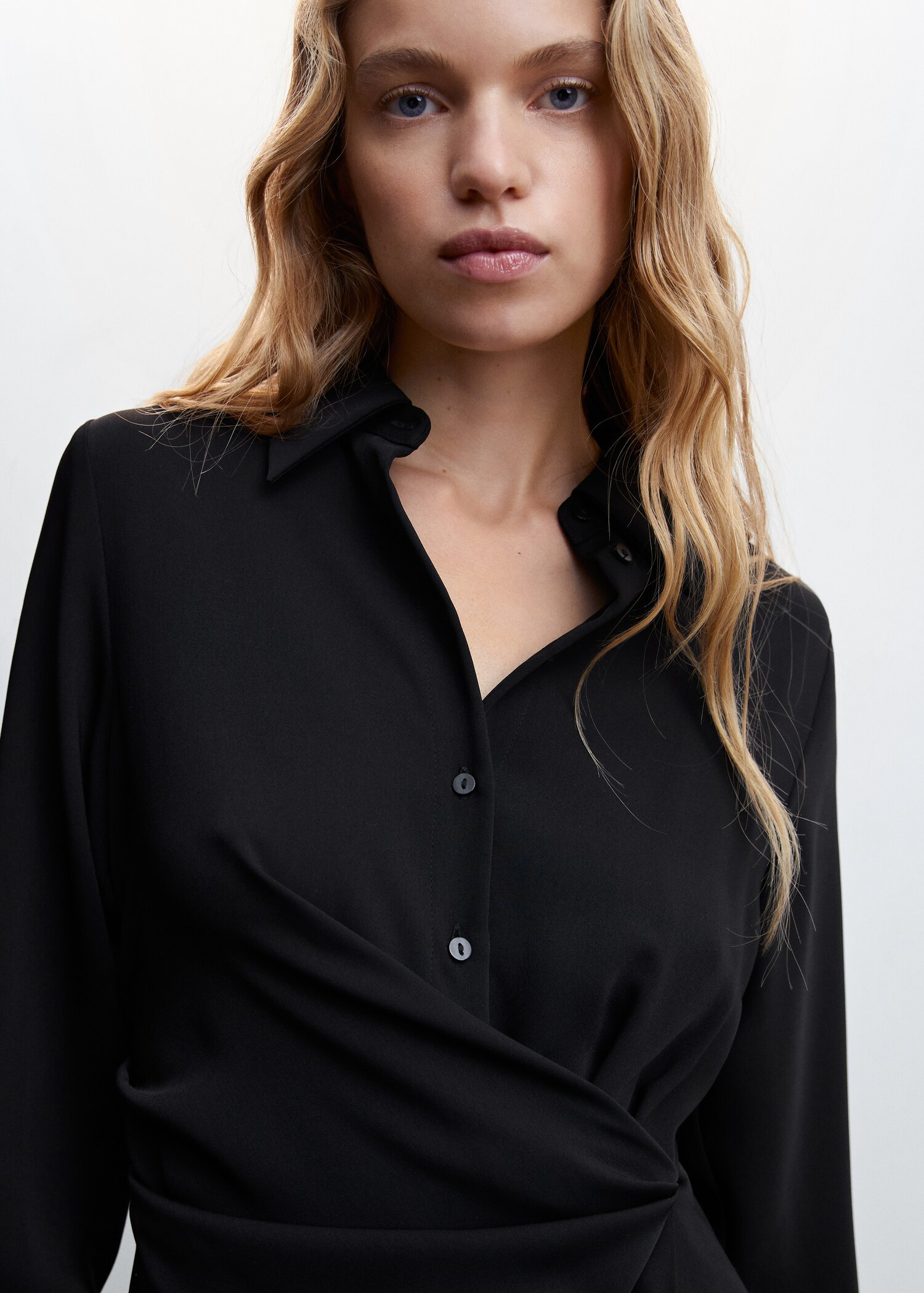 Black dress with ruffled shirt collar - Details of the article 1