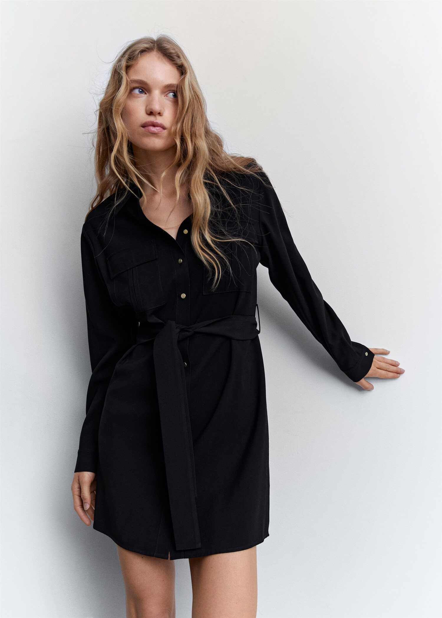 Vestido negro bolsillos cinturón - Plano medio