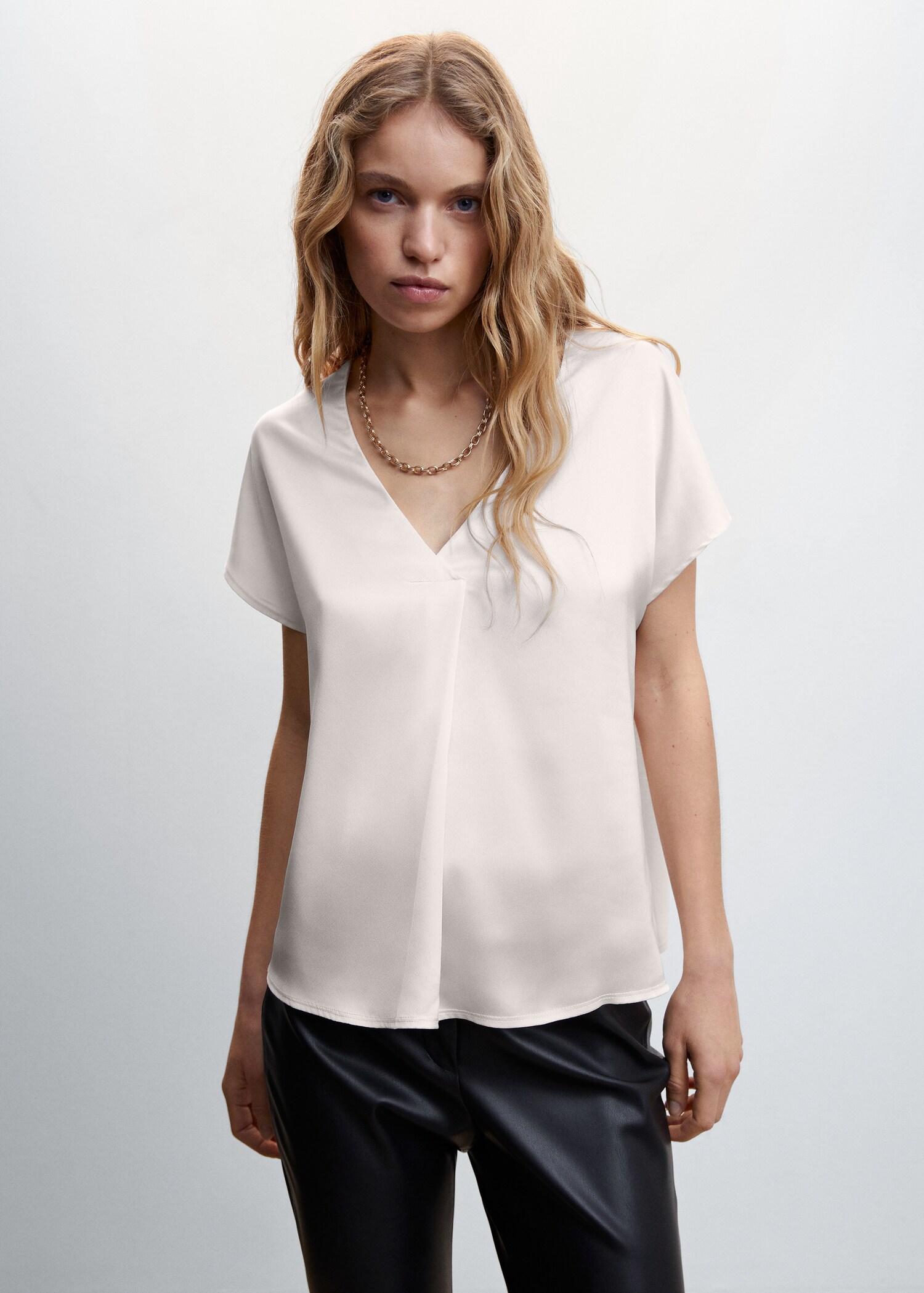 Satiniertes T-Shirt mit V-Ausschnitt - Damen | MANGO OUTLET 