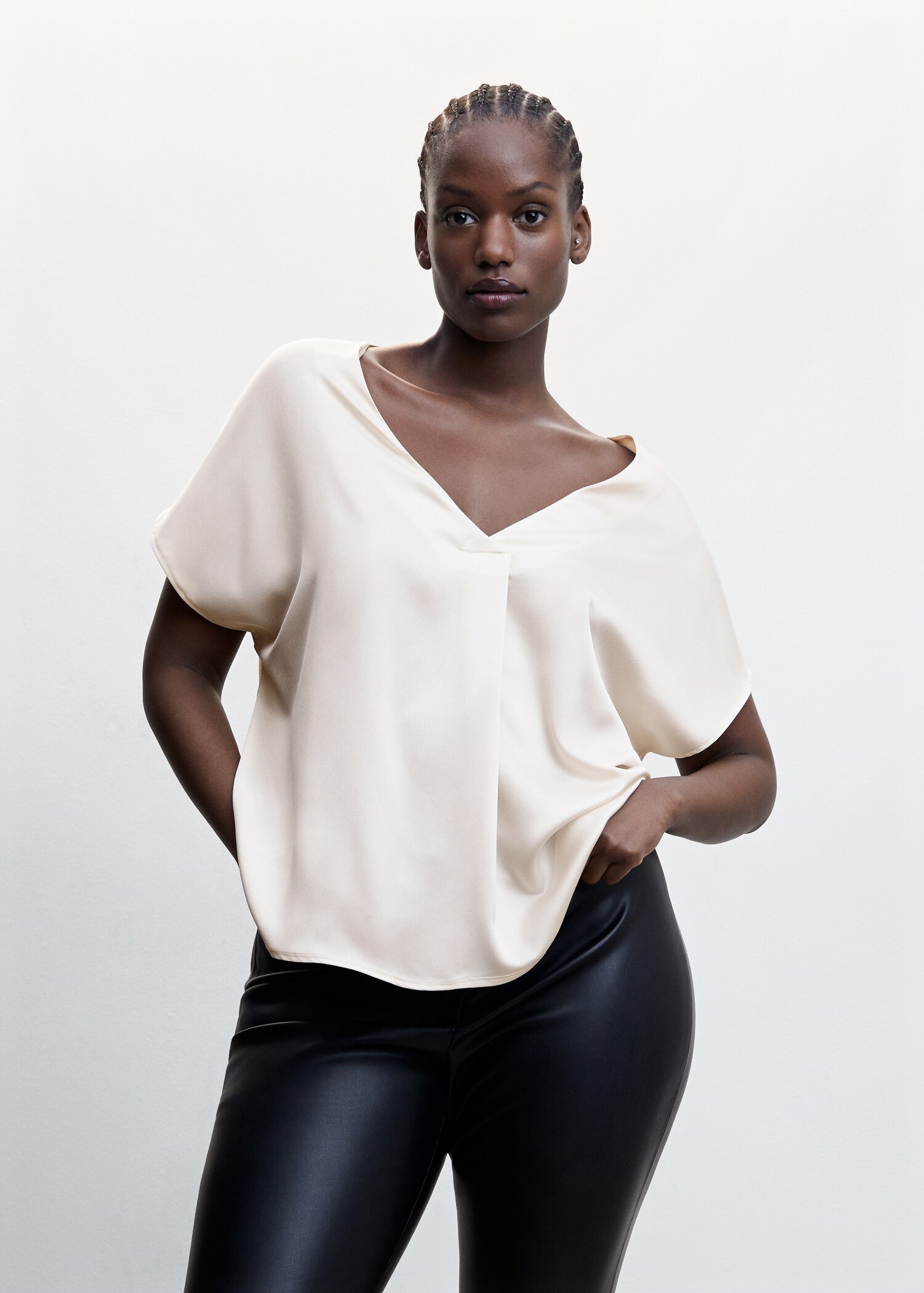 Satiniertes T-Shirt mit V-Ausschnitt - Damen | MANGO OUTLET 
