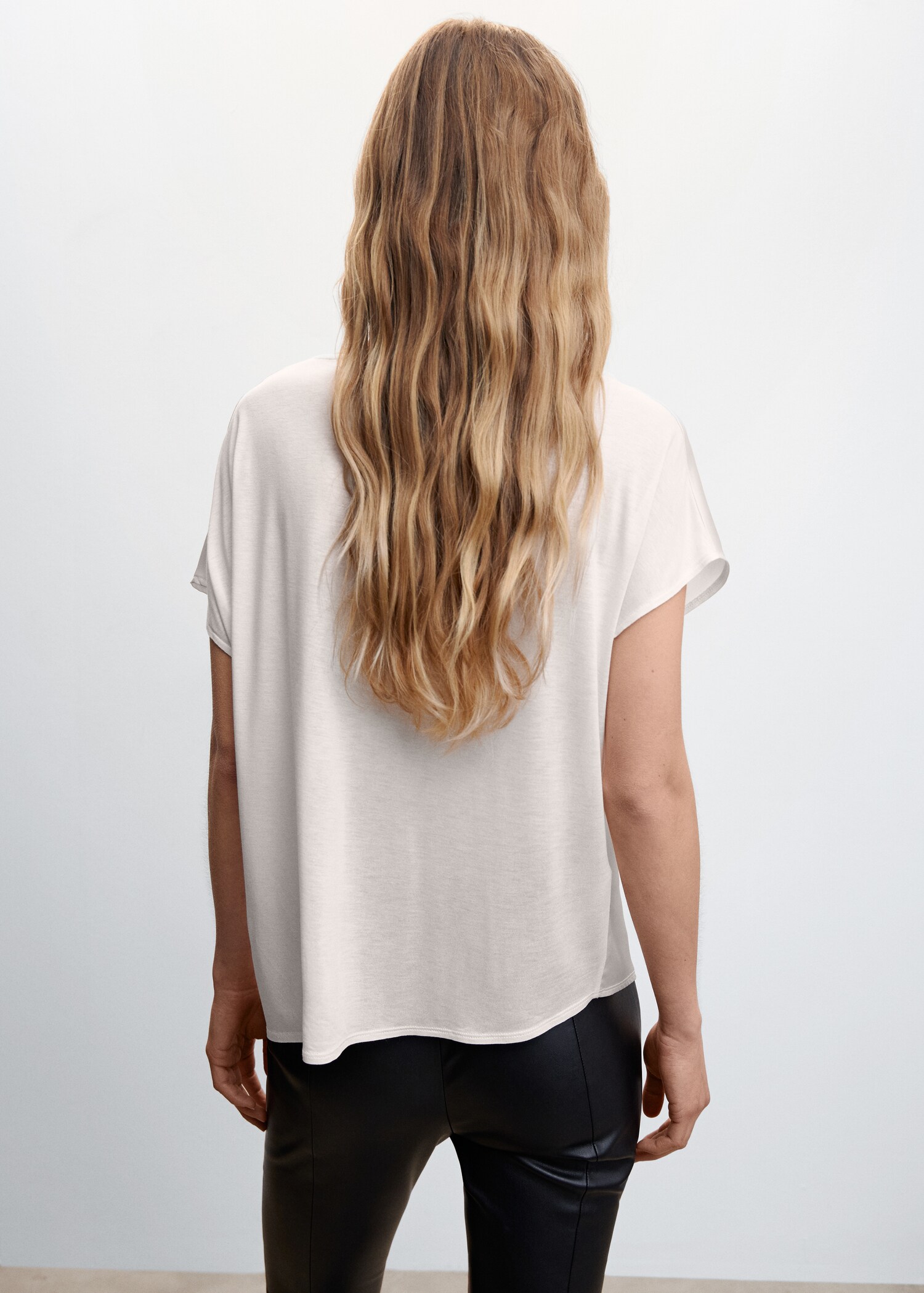Satiniertes T-Shirt mit V-Ausschnitt - Damen | MANGO OUTLET 