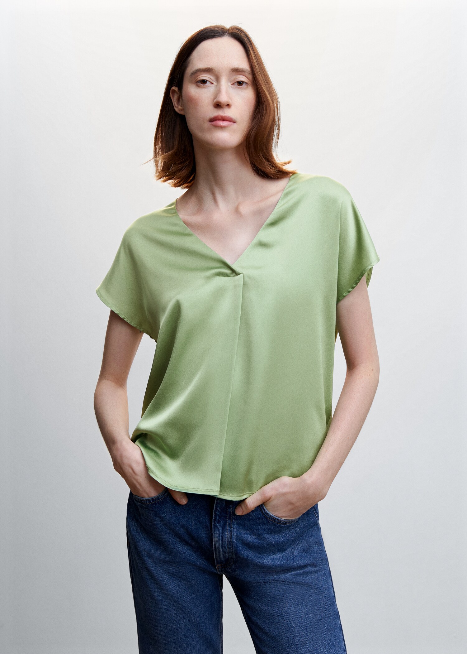 Satin V-neck t-shirt - Medium plane