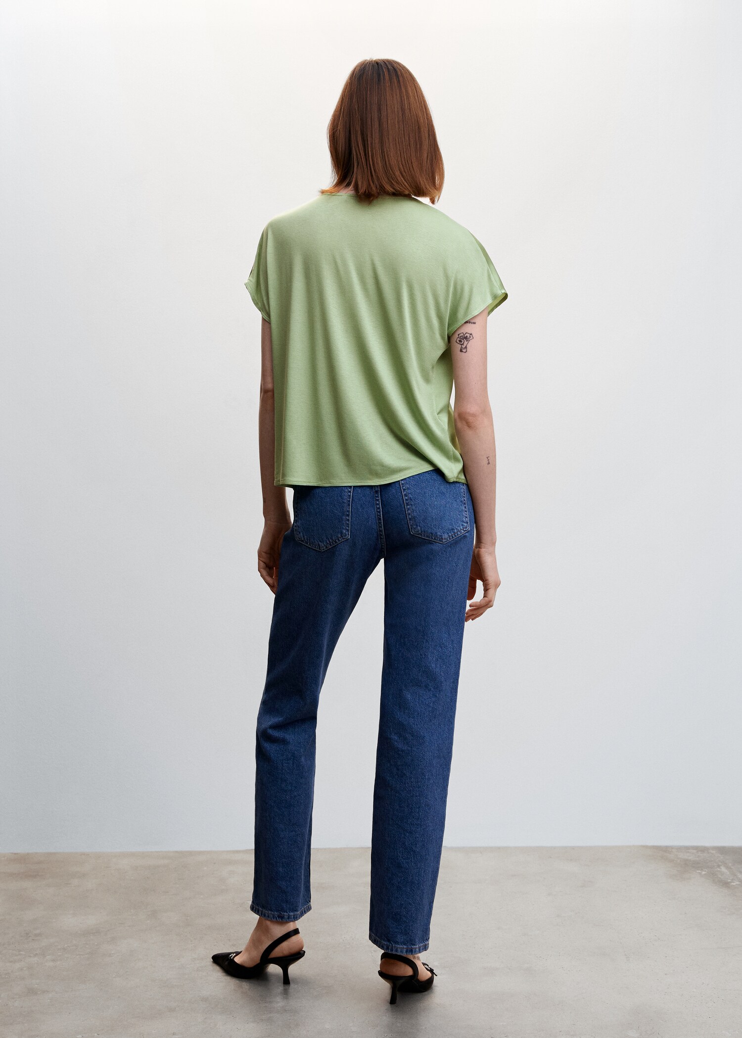 Satin V-neck t-shirt - Reverse of the article