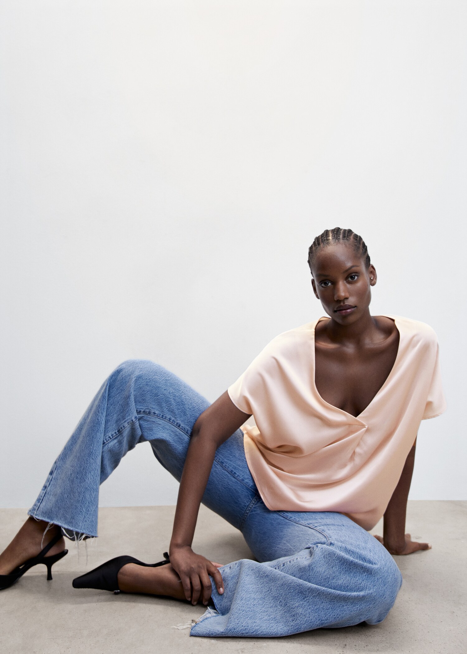 Satin V-neck t-shirt - Details of the article 4