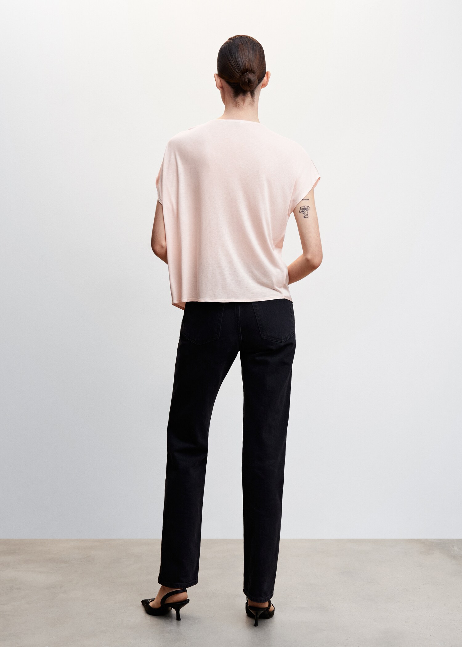 Satin V-neck t-shirt - Reverse of the article