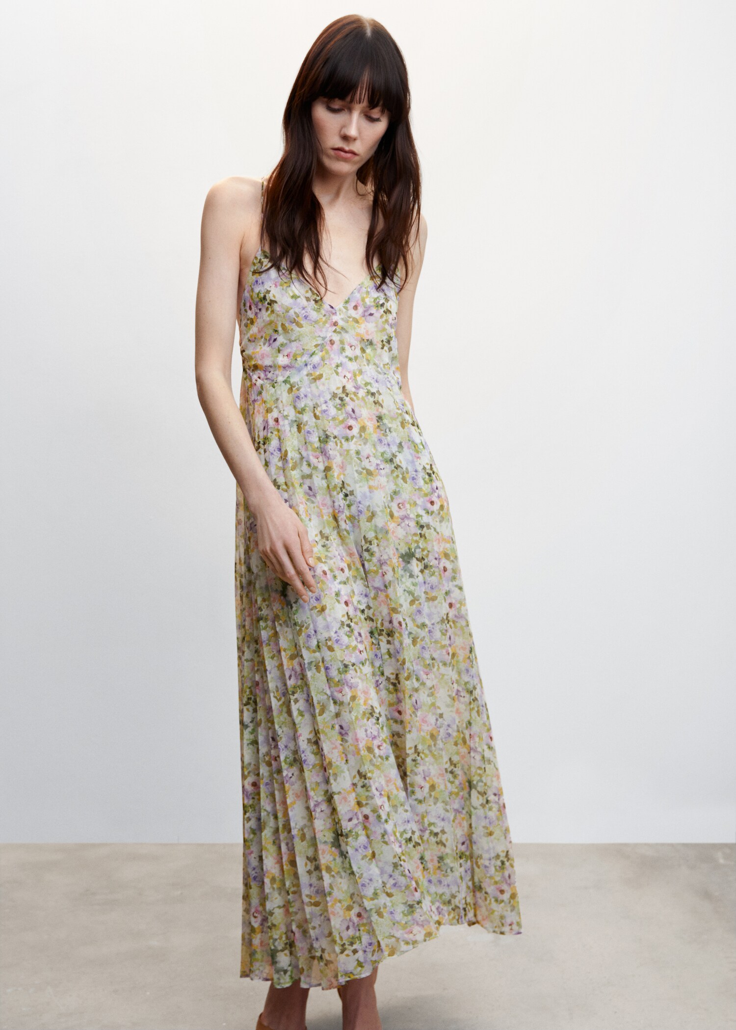 Robe plissée à fleurs - Plan moyen