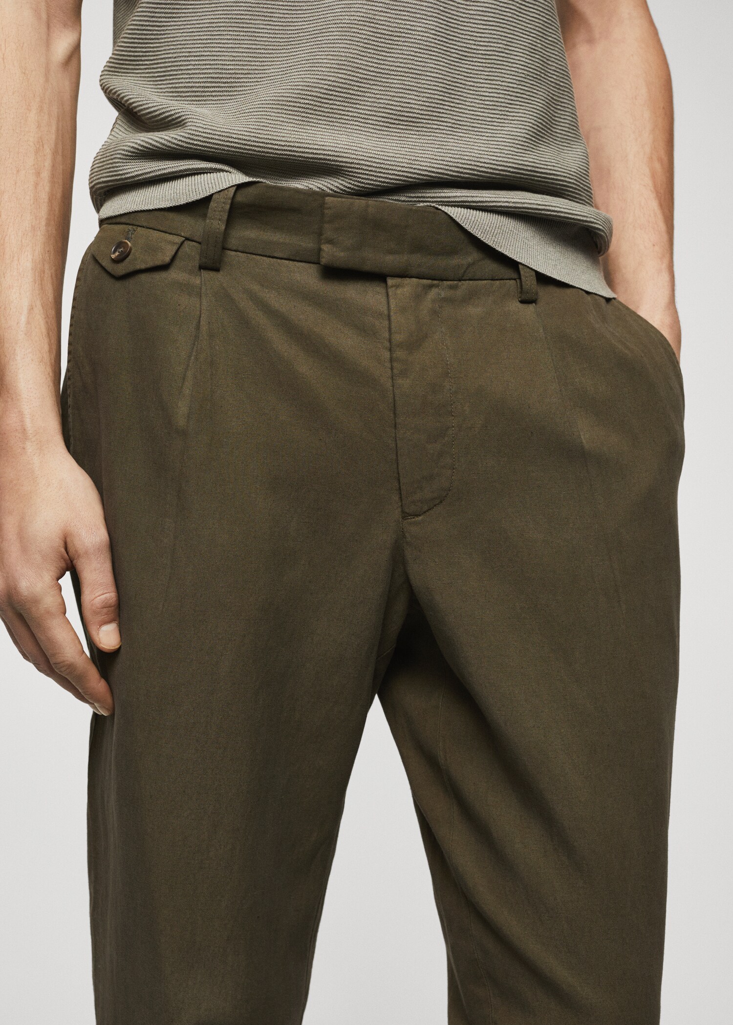 Tapered-fit pleated pants - Details of the article 1