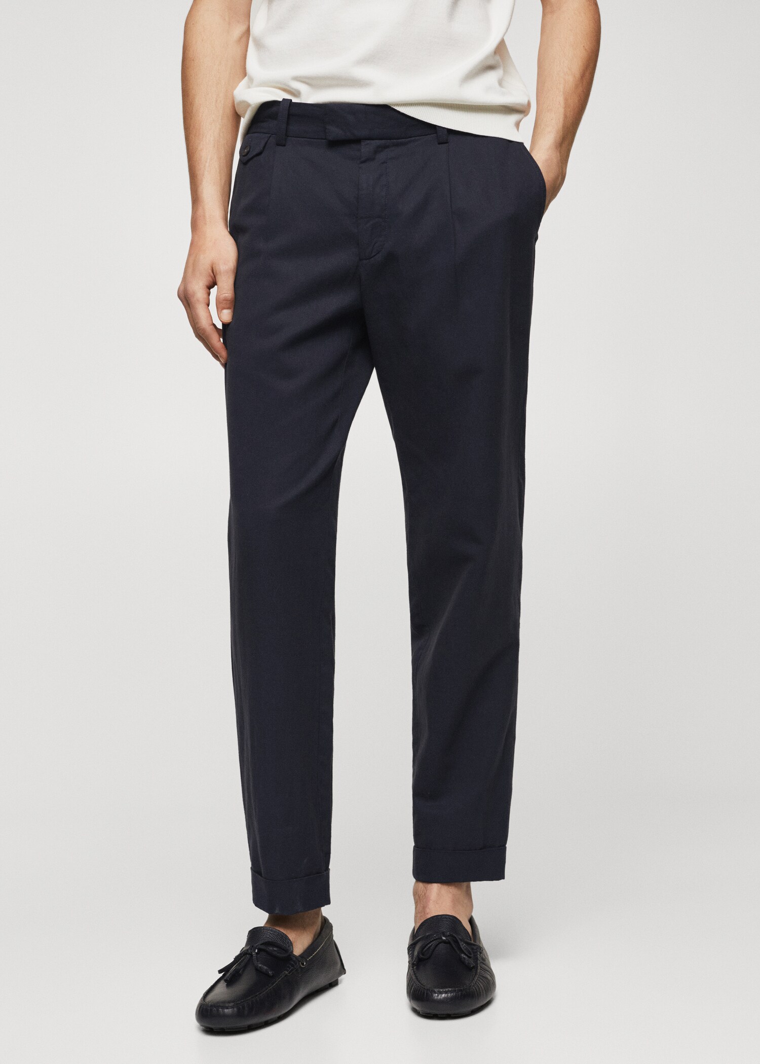 Tapered-fit pleated trousers - Medium plane