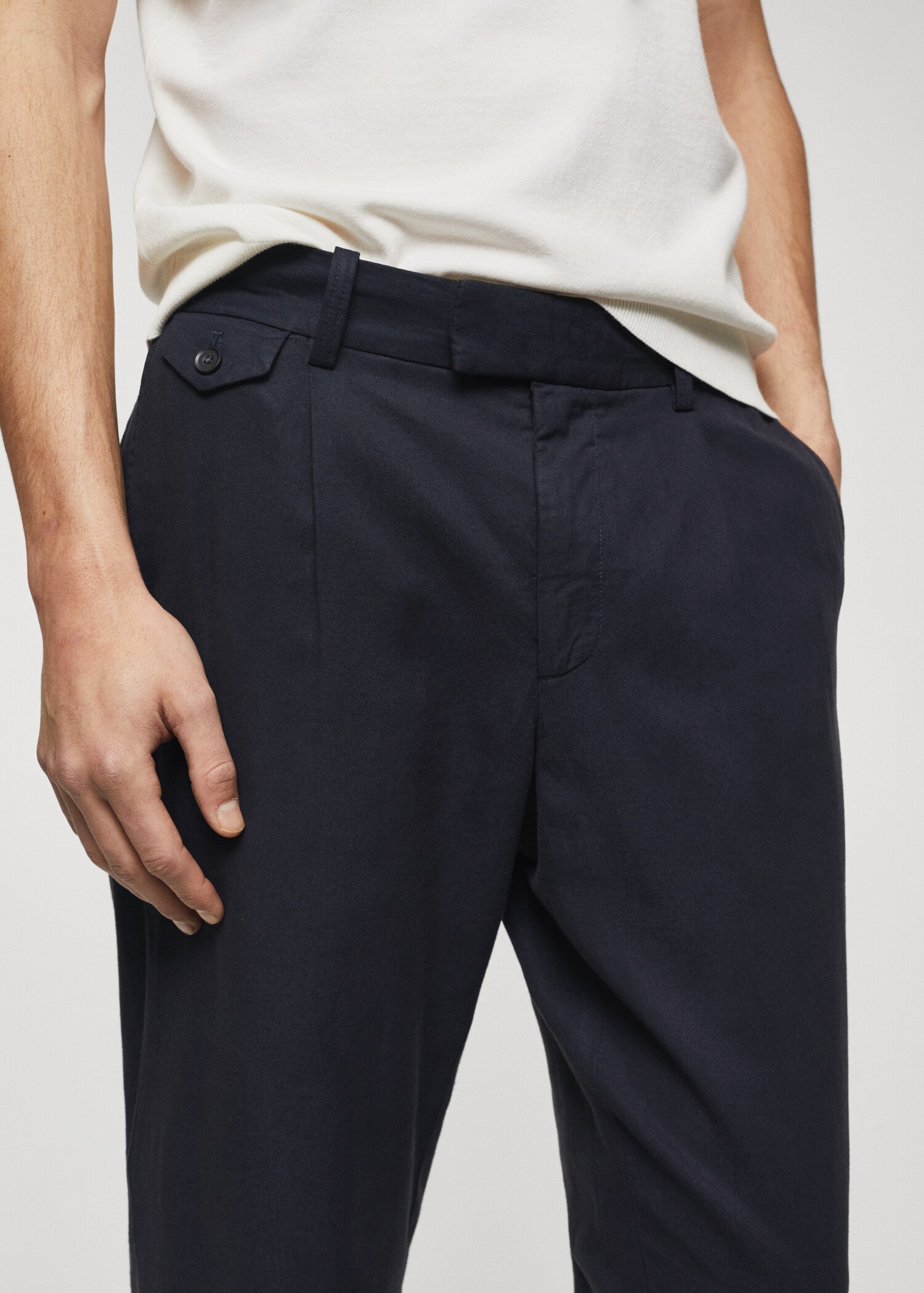 Tapered-fit pleated pants - Details of the article 1