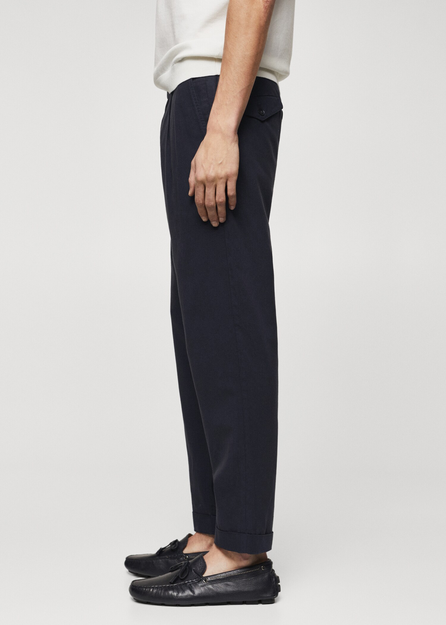 Tapered-fit pleated pants - Details of the article 4