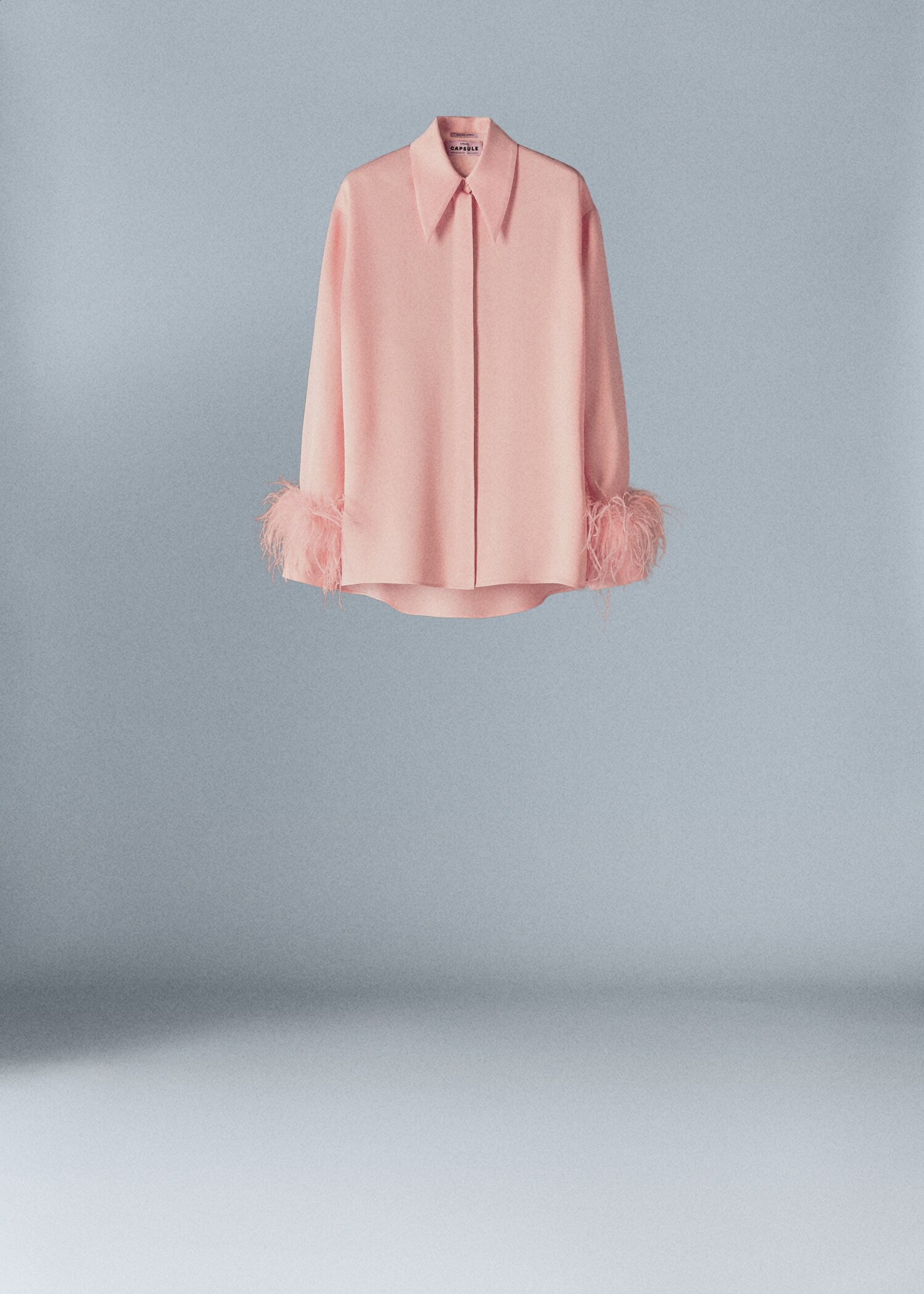 Camisa acetinada com pormenor de penas - Artigo sem modelo