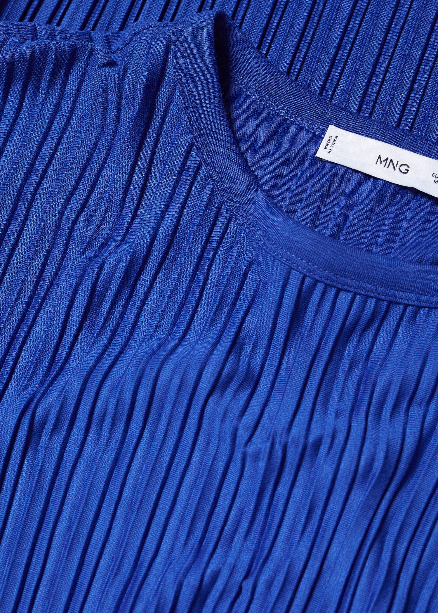 Short-sleeved pleated t-shirt - Details of the article 8
