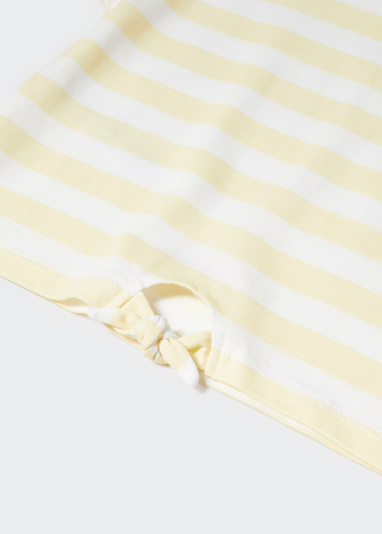 Gestreiftes T-Shirt mit Knotendetail - Detail des Artikels 8