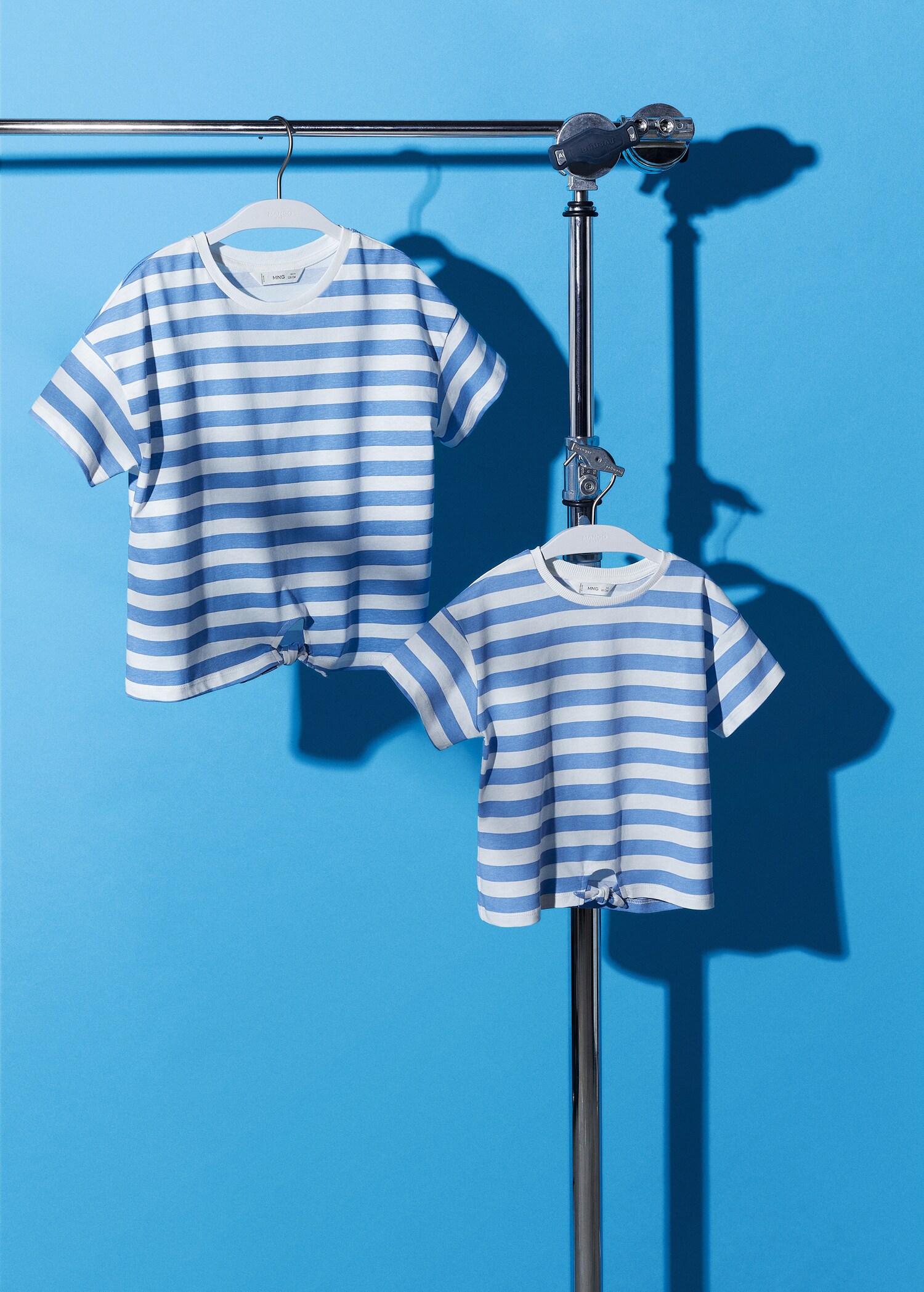 Gestreiftes T-Shirt mit Knotendetail - Detail des Artikels 5