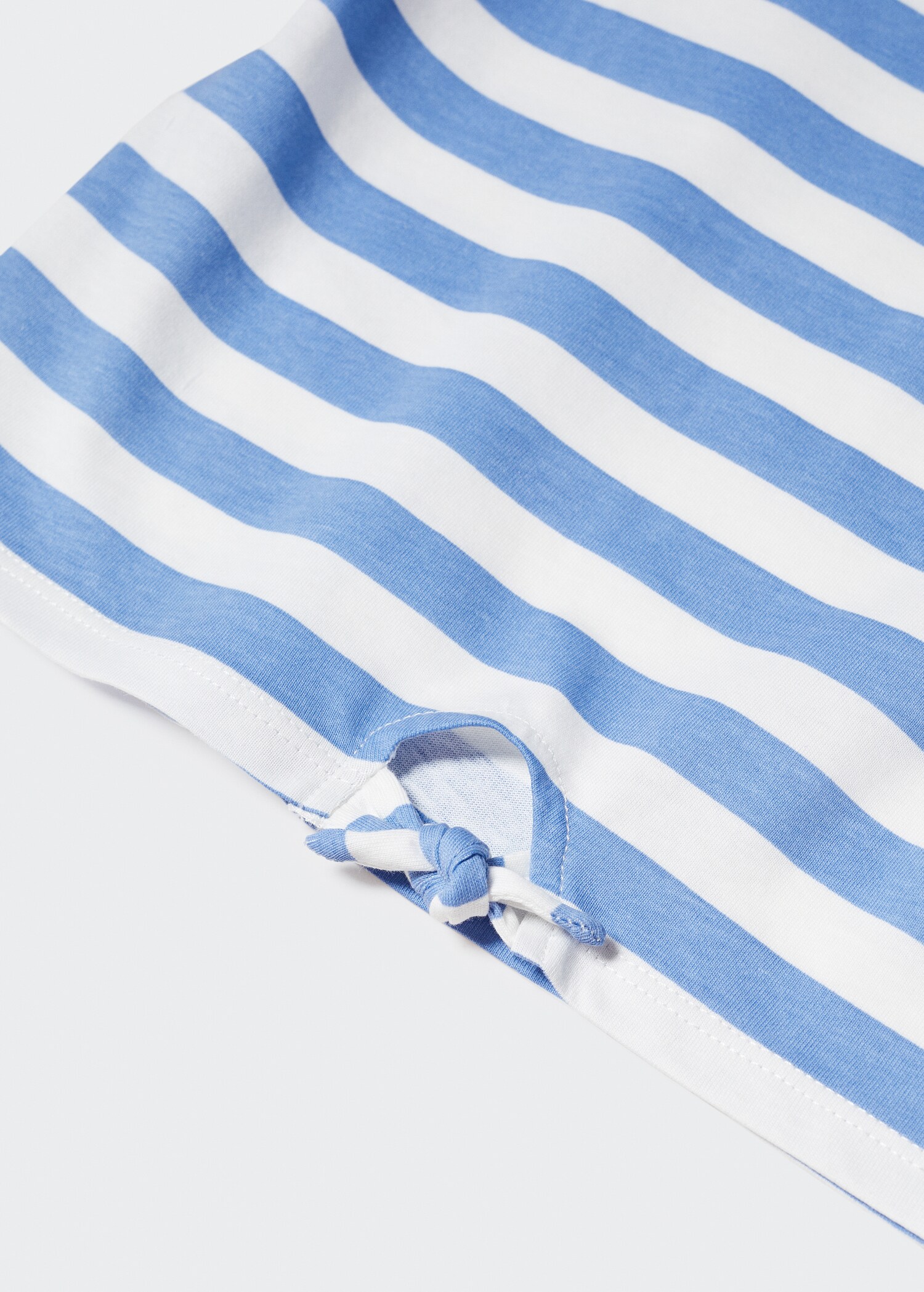 Gestreiftes T-Shirt mit Knotendetail - Detail des Artikels 8
