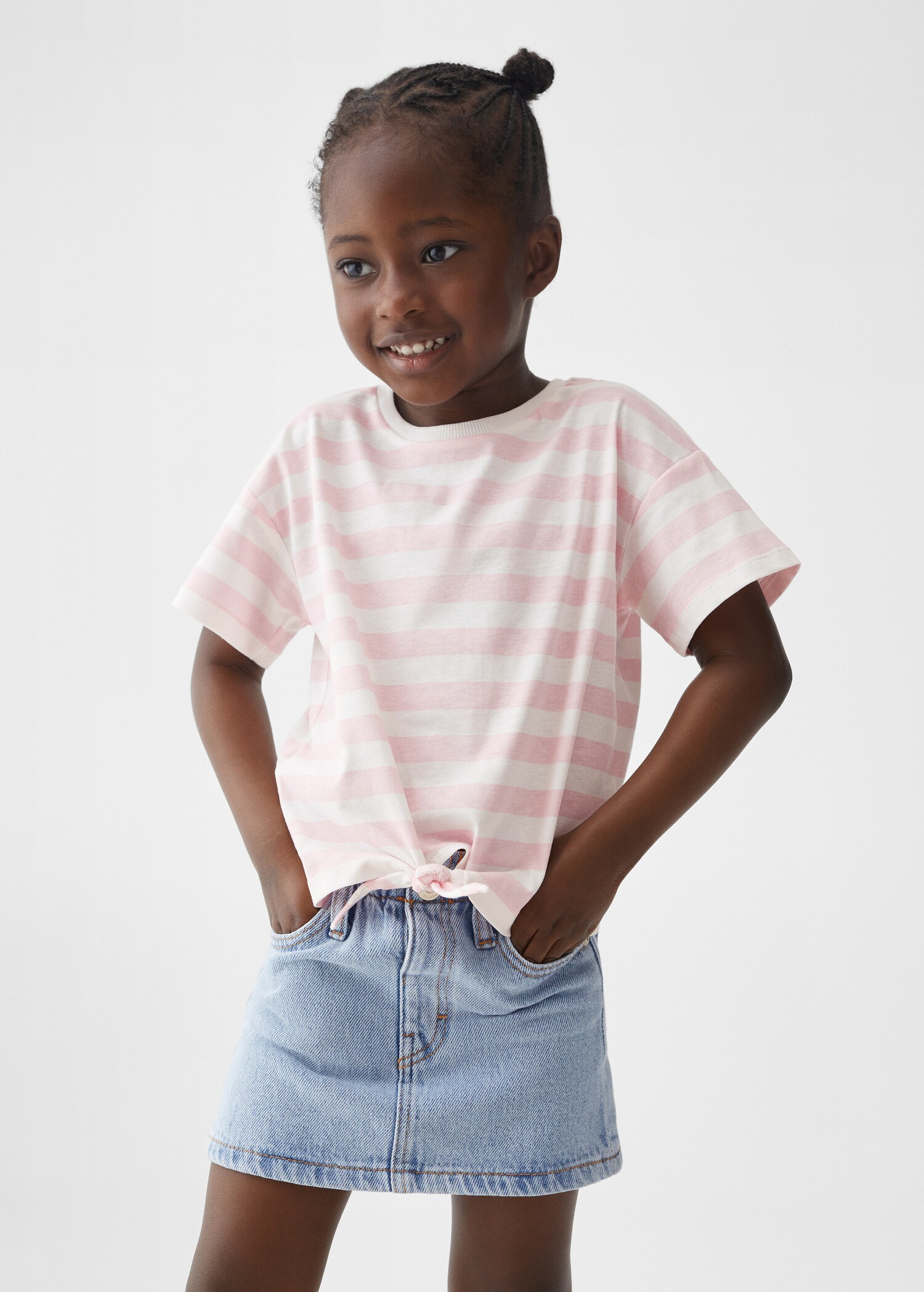 Gestreiftes T-Shirt mit Knotendetail - Mittlere Ansicht