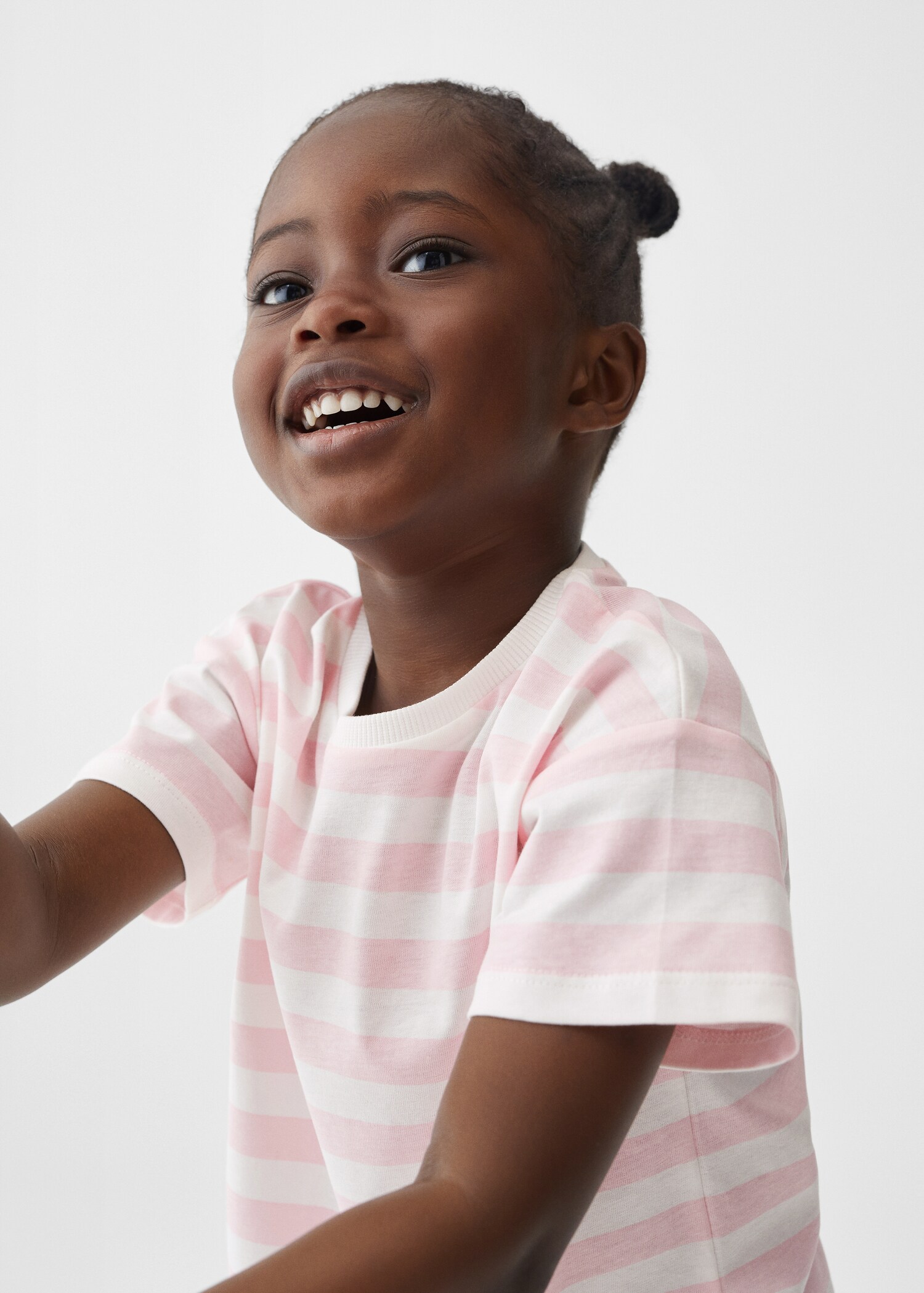 Gestreiftes T-Shirt mit Knotendetail - Detail des Artikels 1