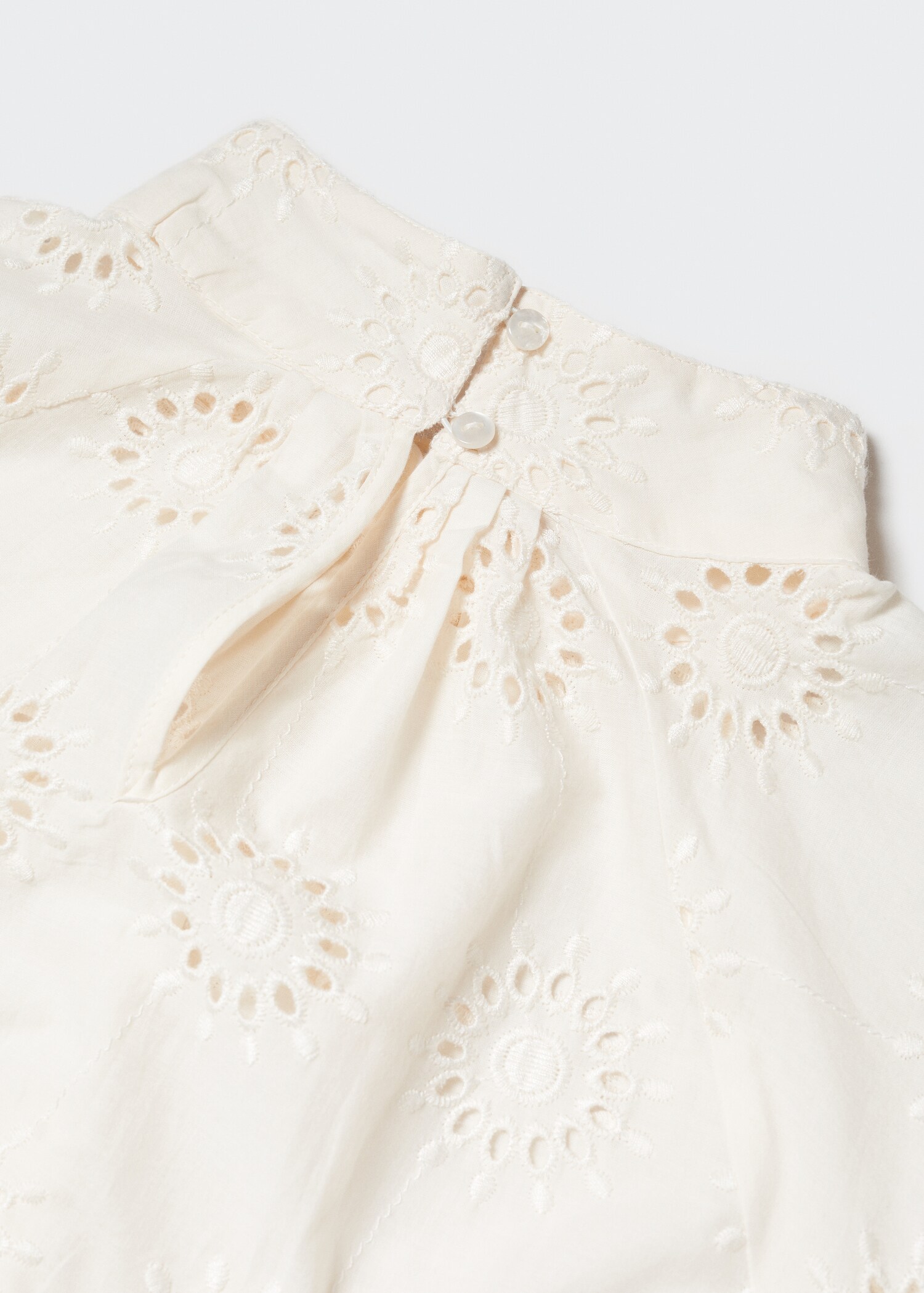 Bestickte Bluse mit Lochmuster - Detail des Artikels 8