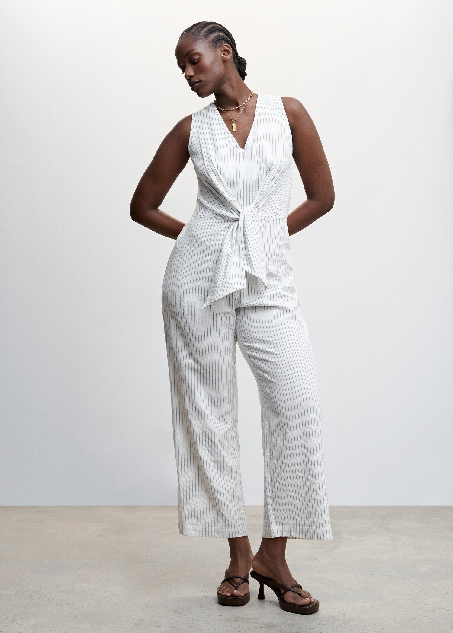 Gestreifter Jumpsuit mit Knotendetail - Detail des Artikels 3