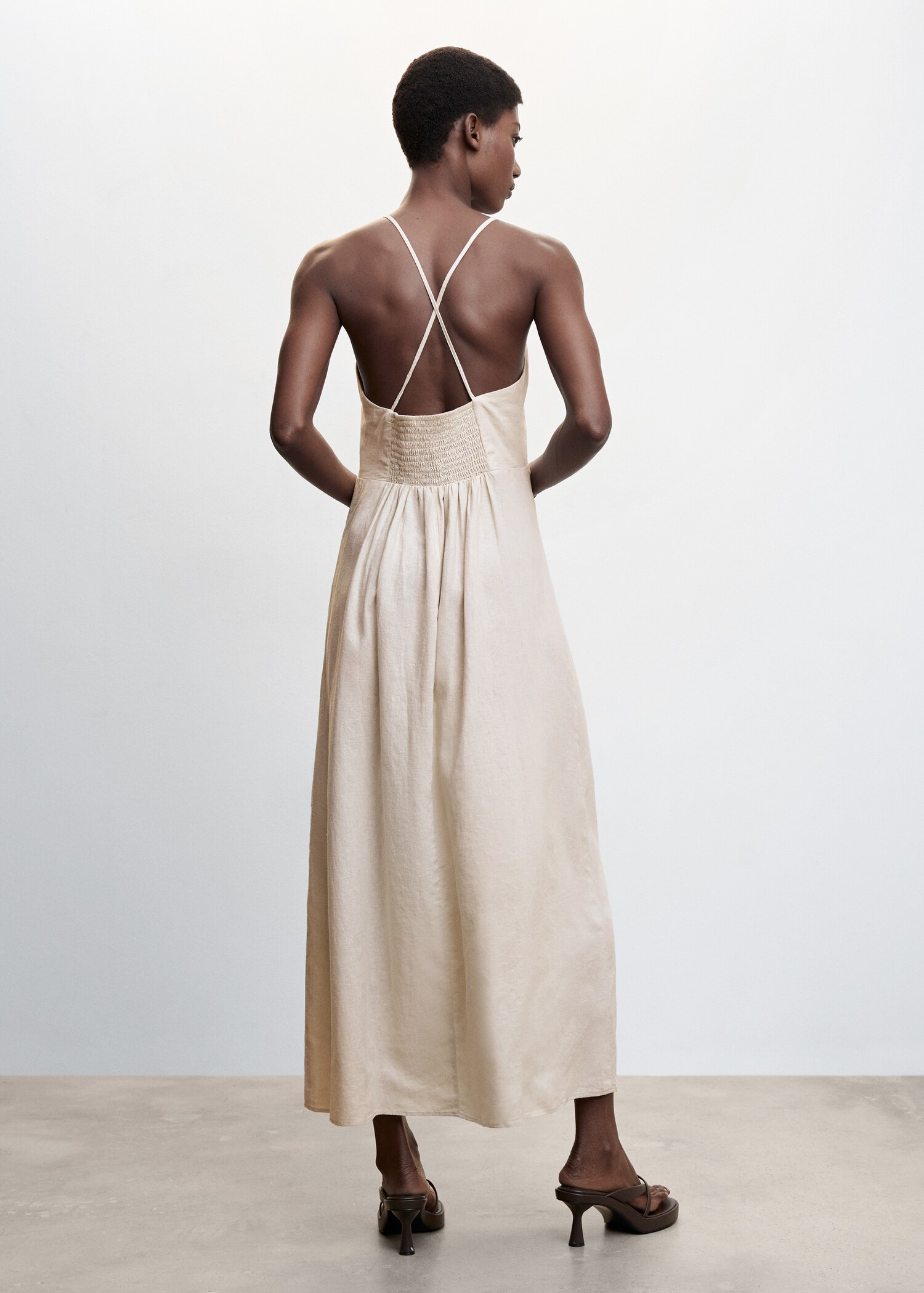 Leinenkleid mit überkreuztem Rücken - Rückseite des Artikels