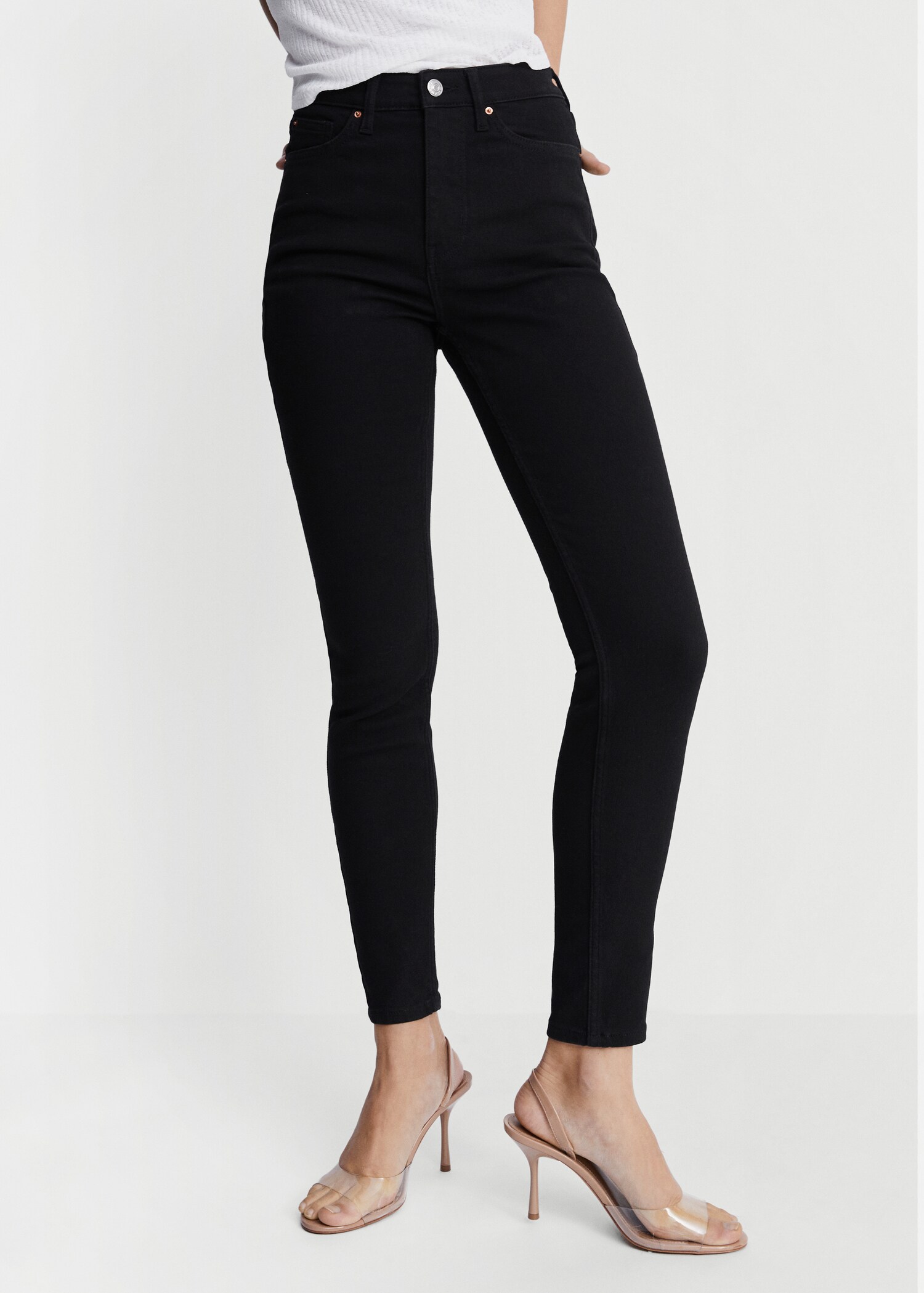 Jean skinny taille haute  - Plan moyen
