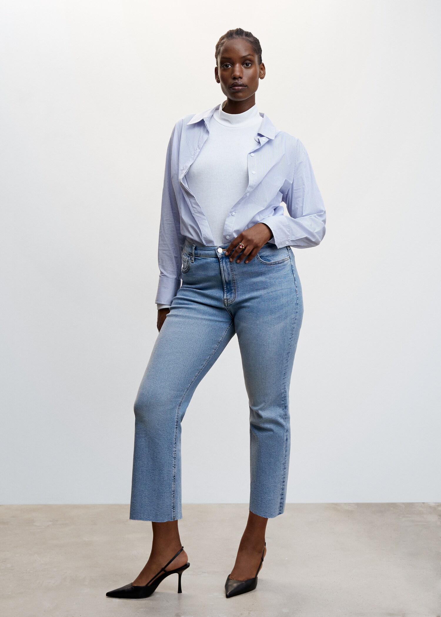 Crop flared jeans - Details of the article 3