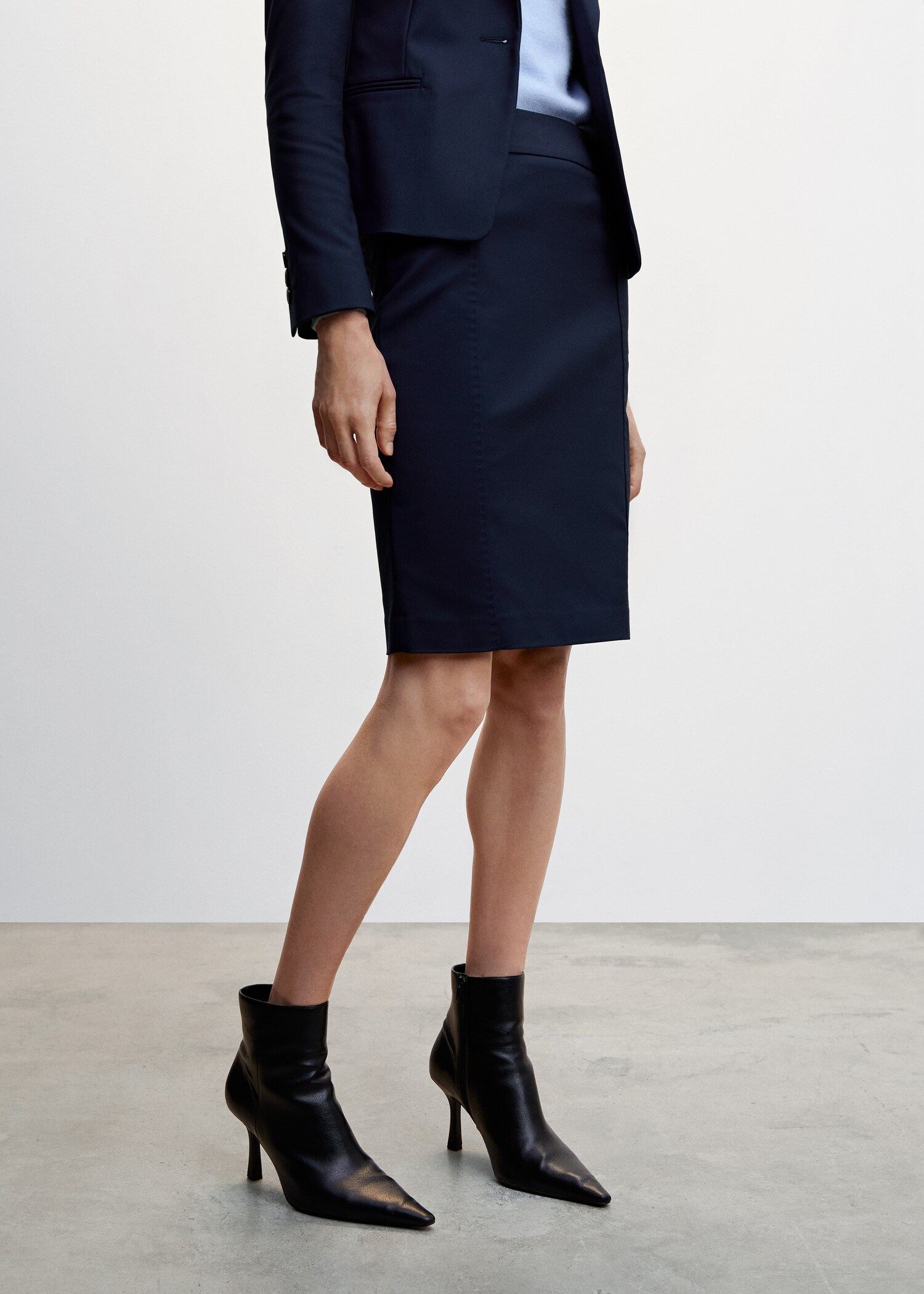 Falda lápiz traje - Plano medio