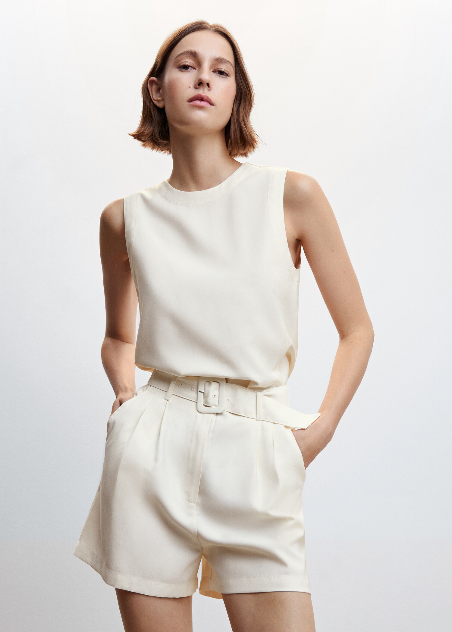 Bluse mit rückwärtiger Öffnung - Mittlere Ansicht