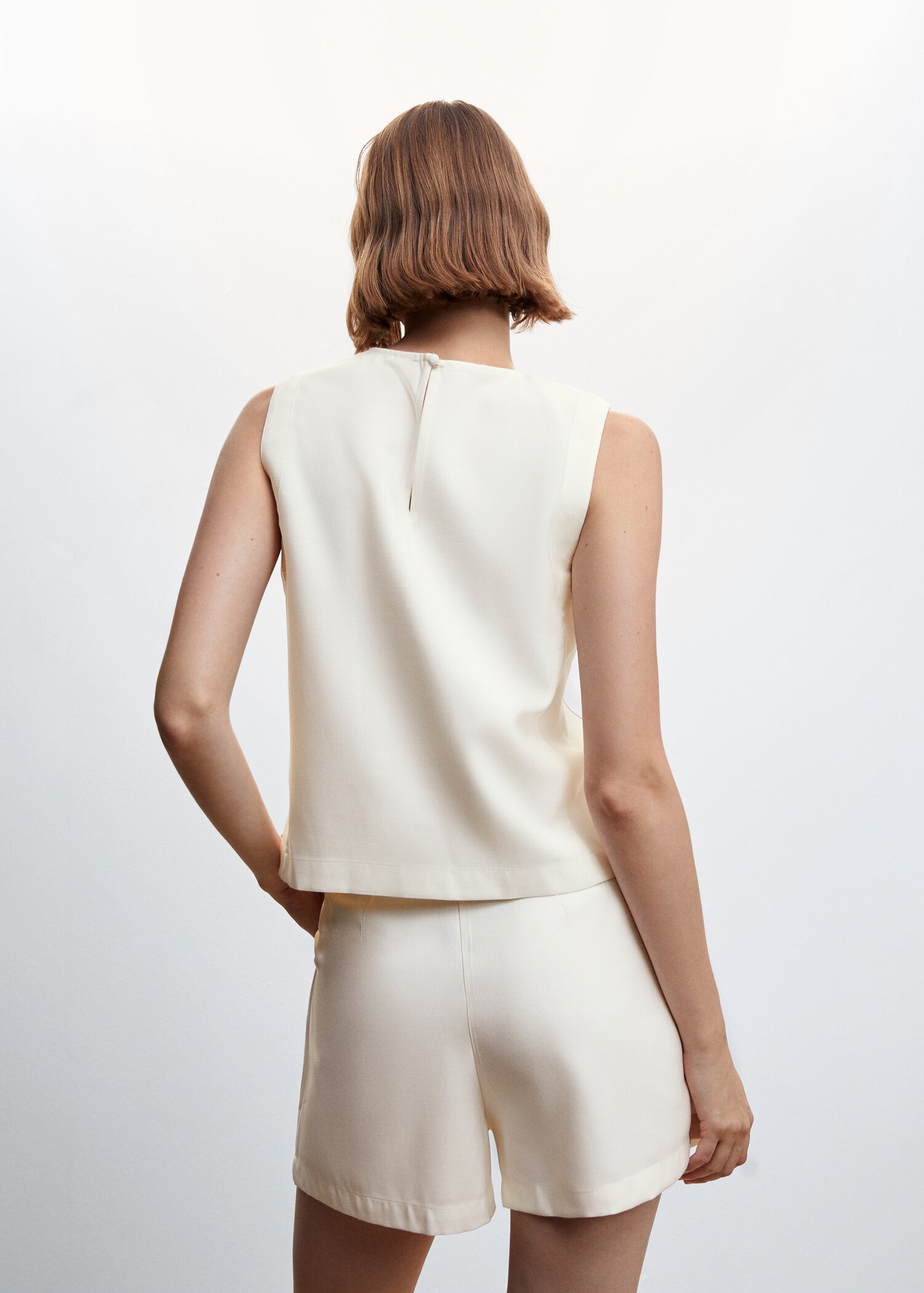 Bluse mit rückwärtiger Öffnung - Rückseite des Artikels