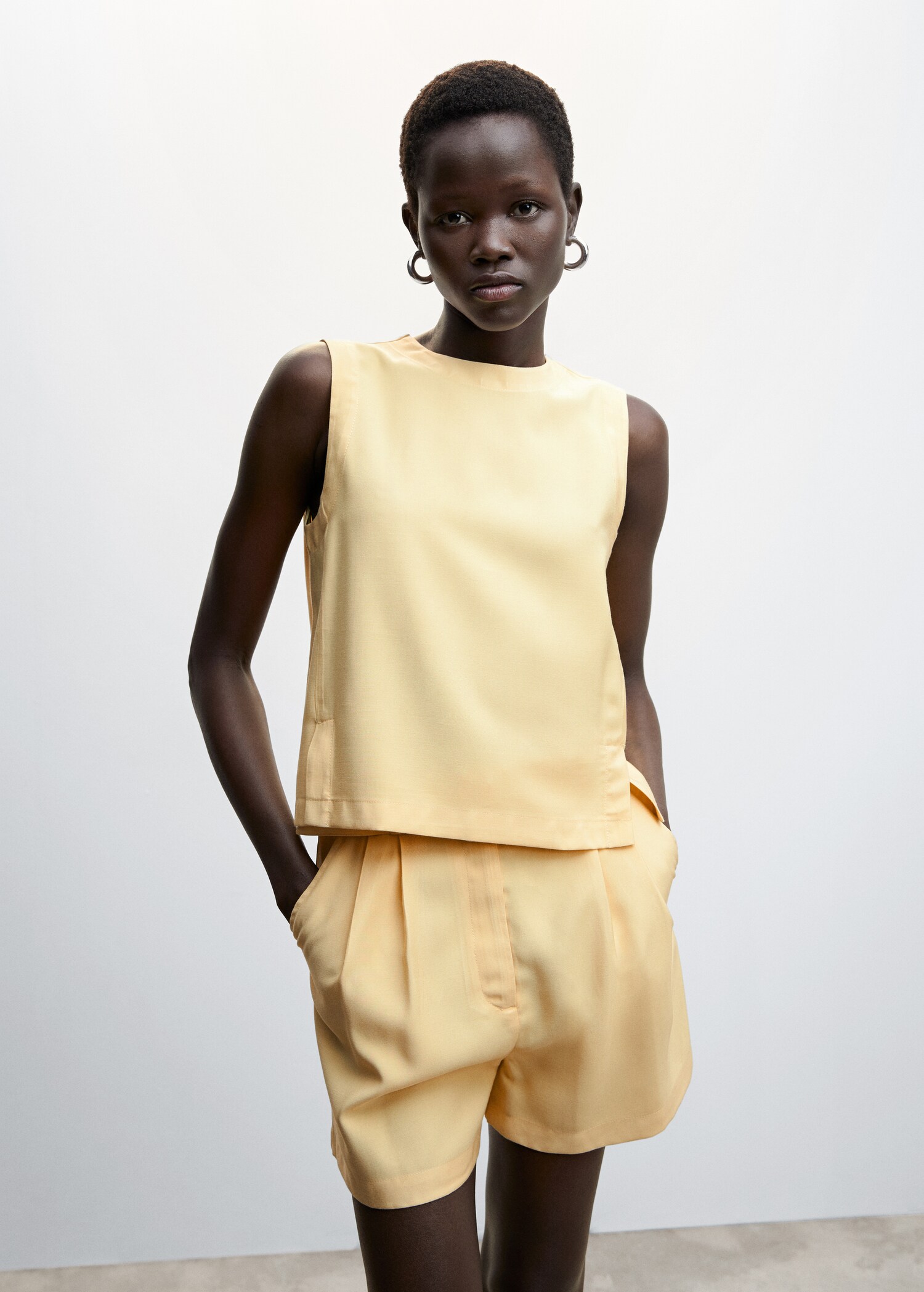 Bluse mit rückwärtiger Öffnung - Mittlere Ansicht