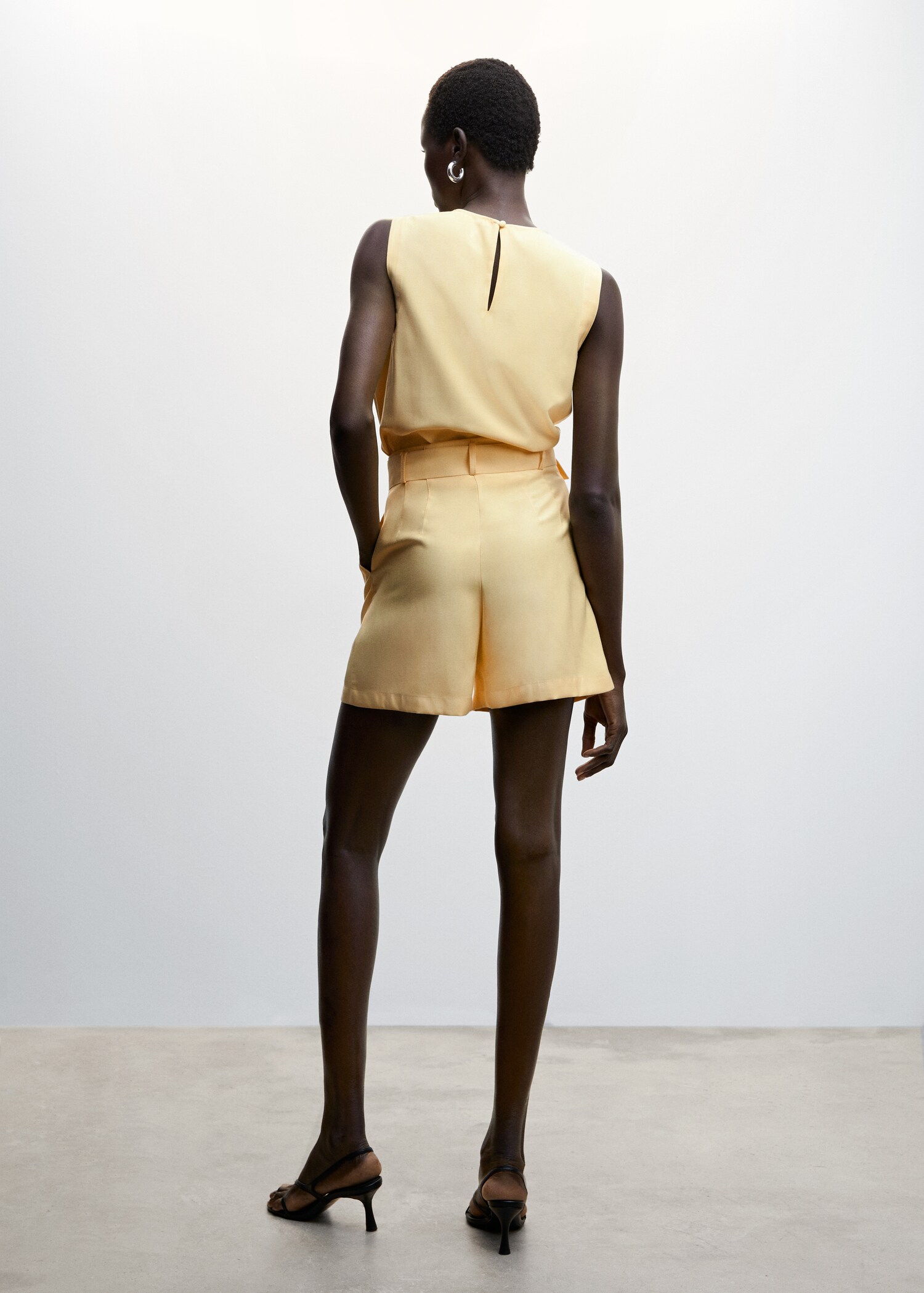 Bluse mit rückwärtiger Öffnung - Rückseite des Artikels