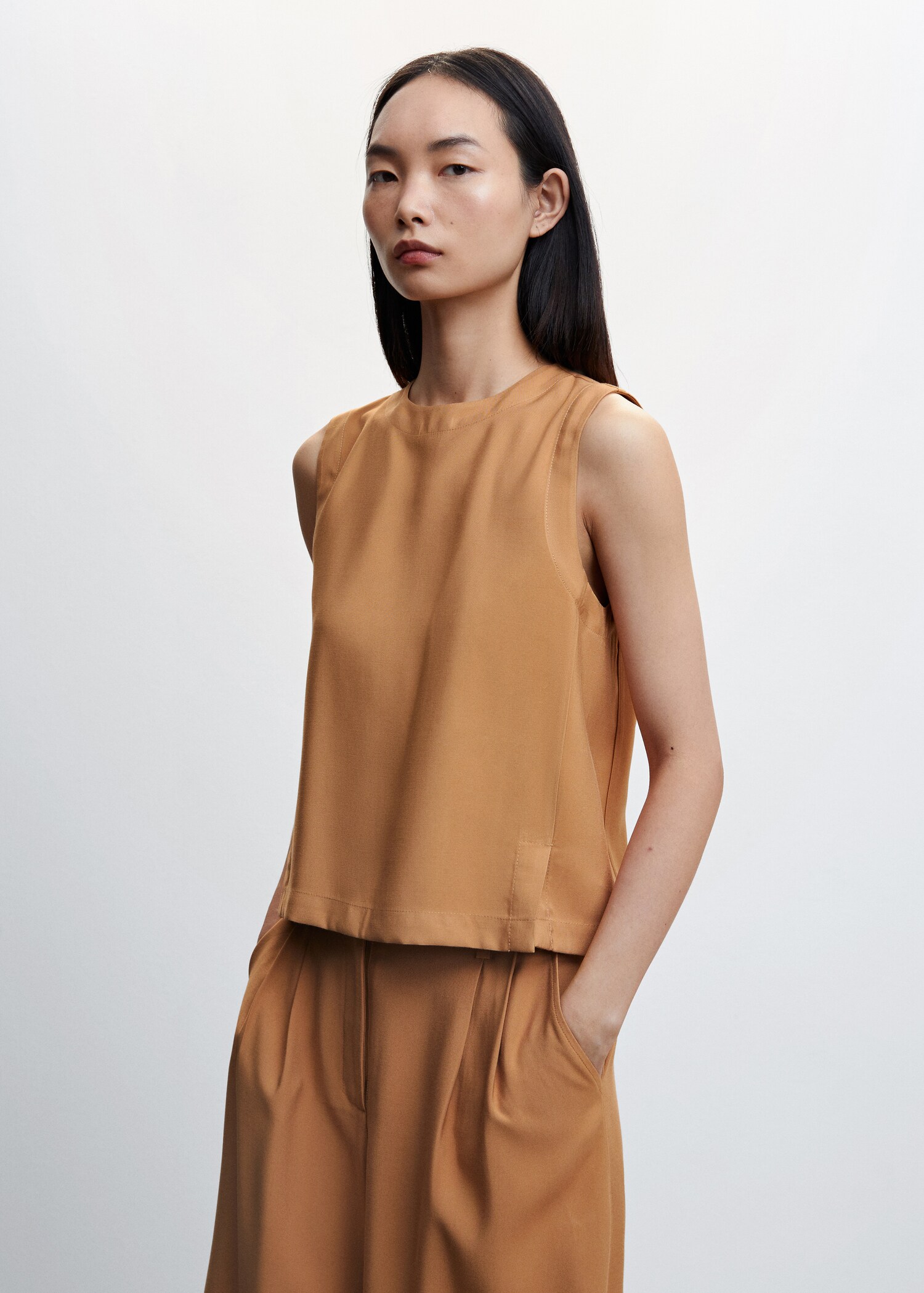 Bluse mit rückwärtiger Öffnung - Mittlere Ansicht