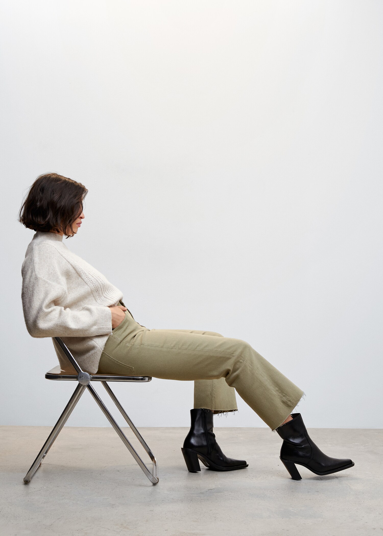 Crop flared jeans - Details of the article 4