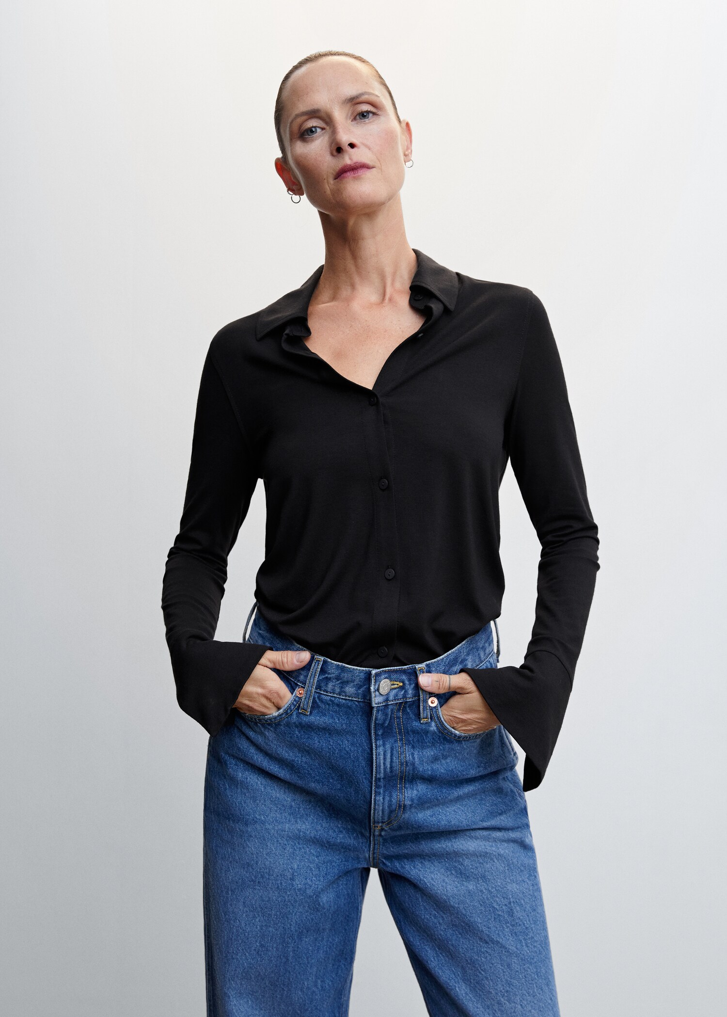 Fließende Bluse mit Knöpfen - Mittlere Ansicht
