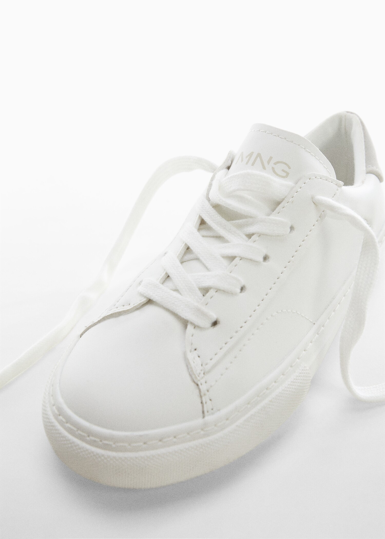 Geschnürte Basic-Sneakers - Detail des Artikels 1