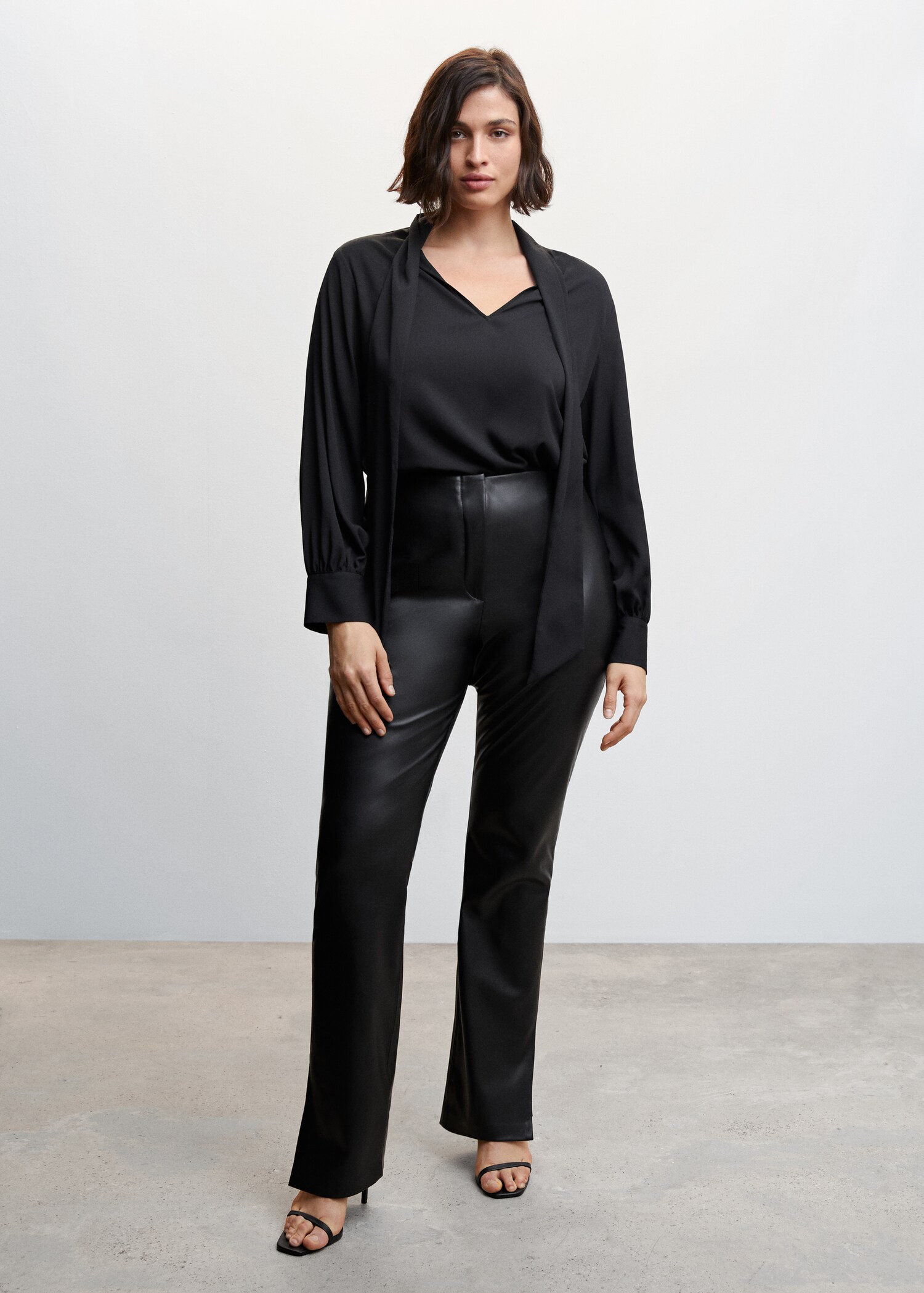Leather-effect trousers - Details of the article 3