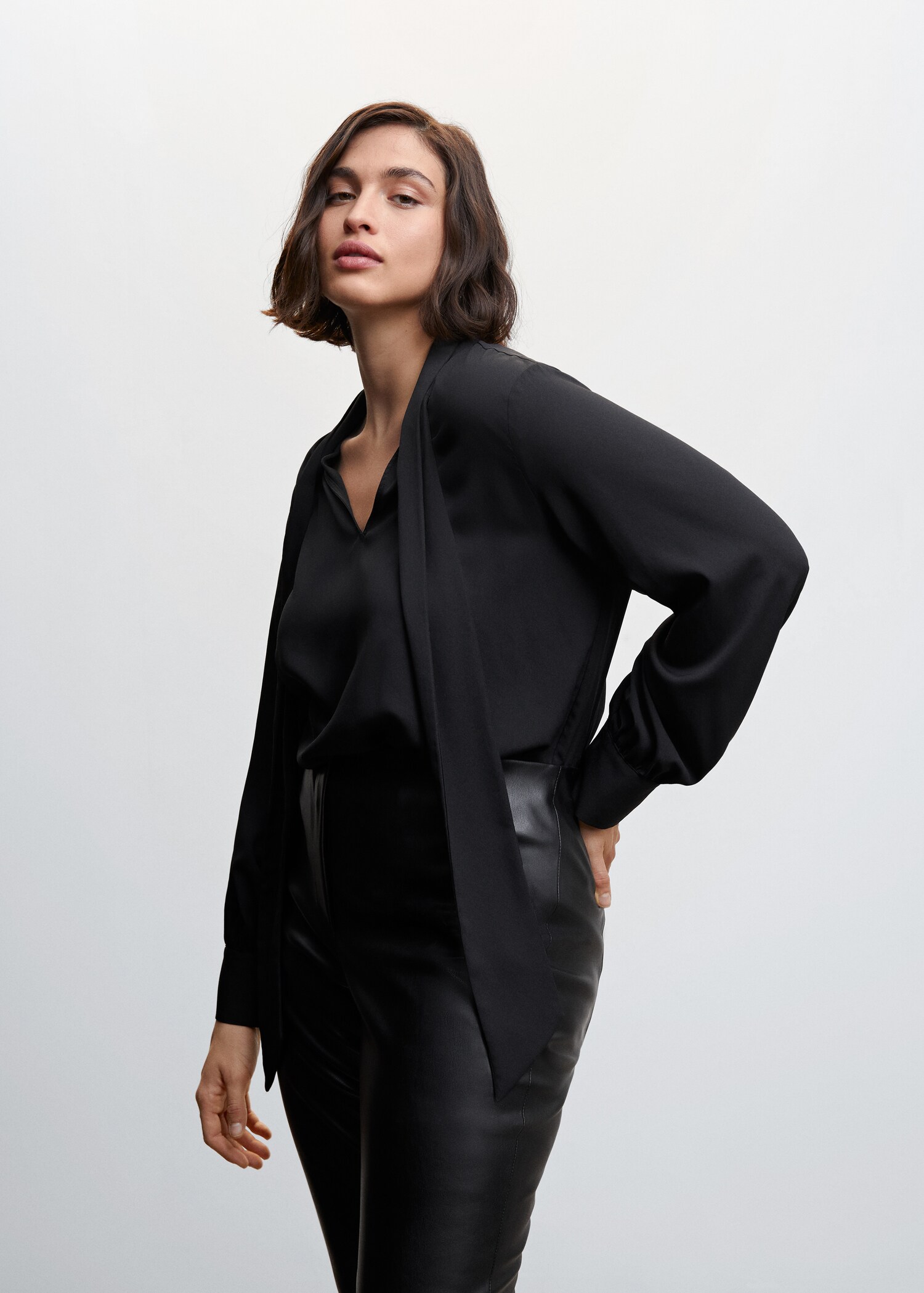 Leather-effect trousers - Details of the article 5