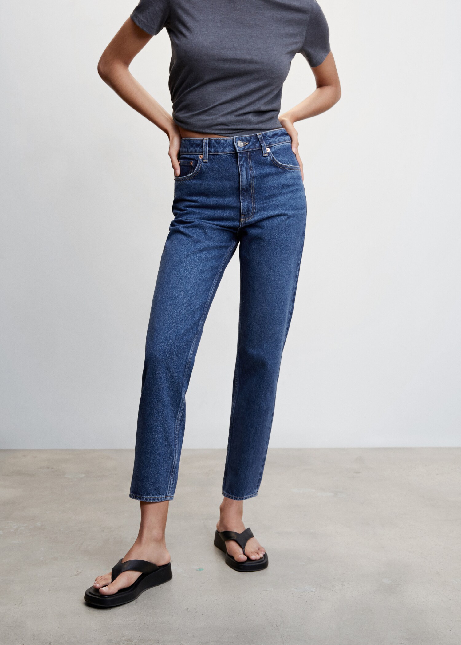 Mom jeans hög midja - Bild av mittparti