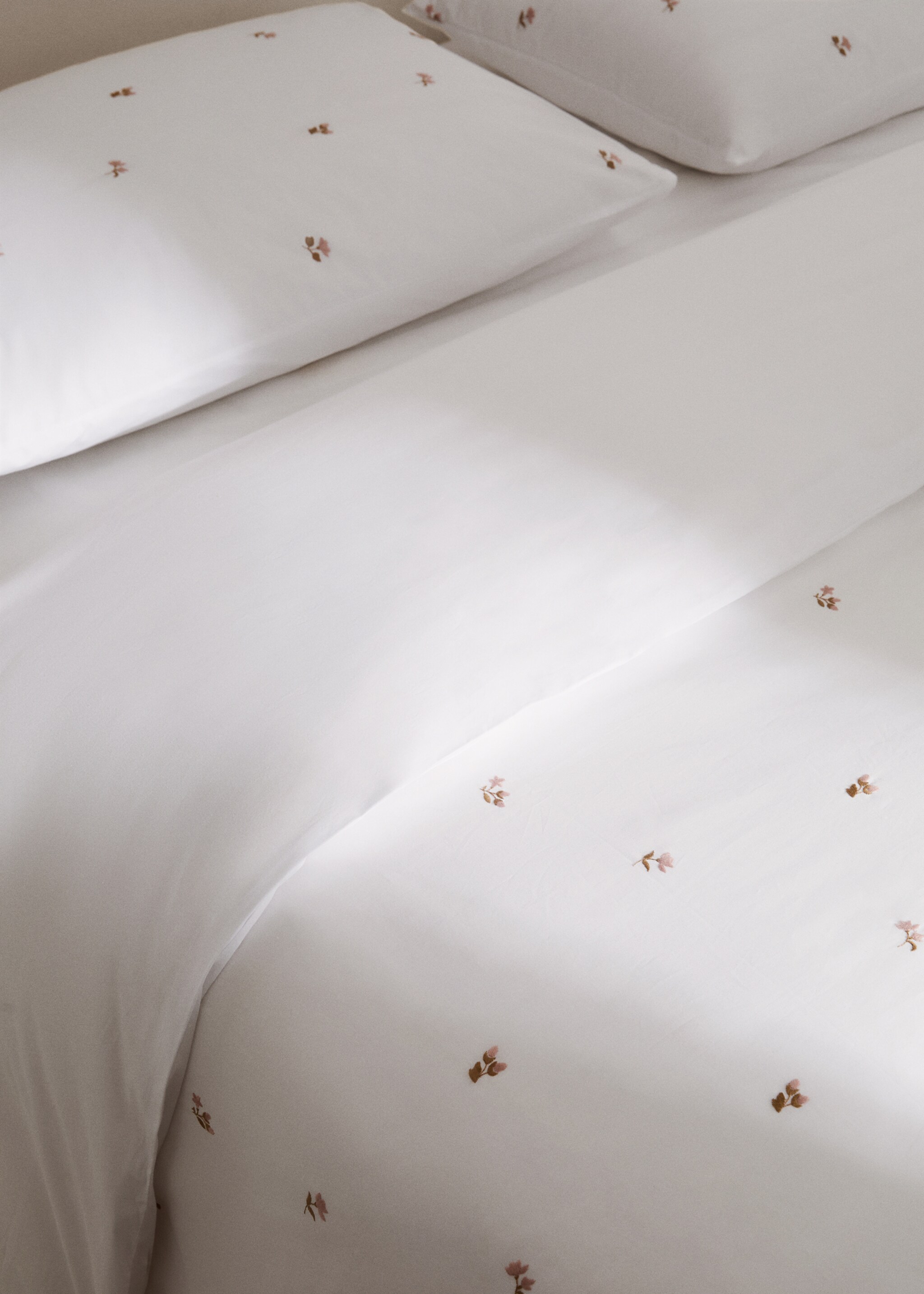Duvet cover with embroidered flowers 60 in - Details of the article 9
