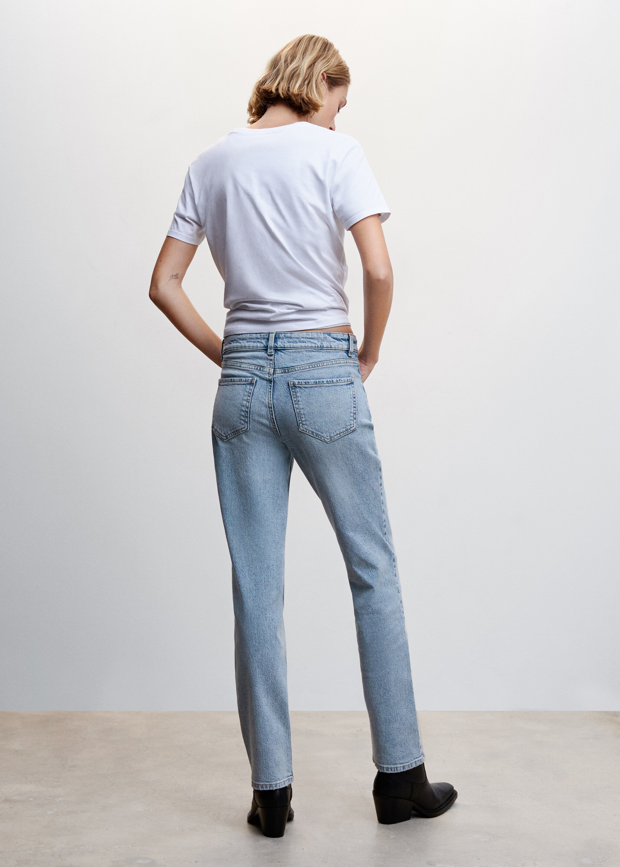 Medium-comfort straight jeans - Reverse of the article