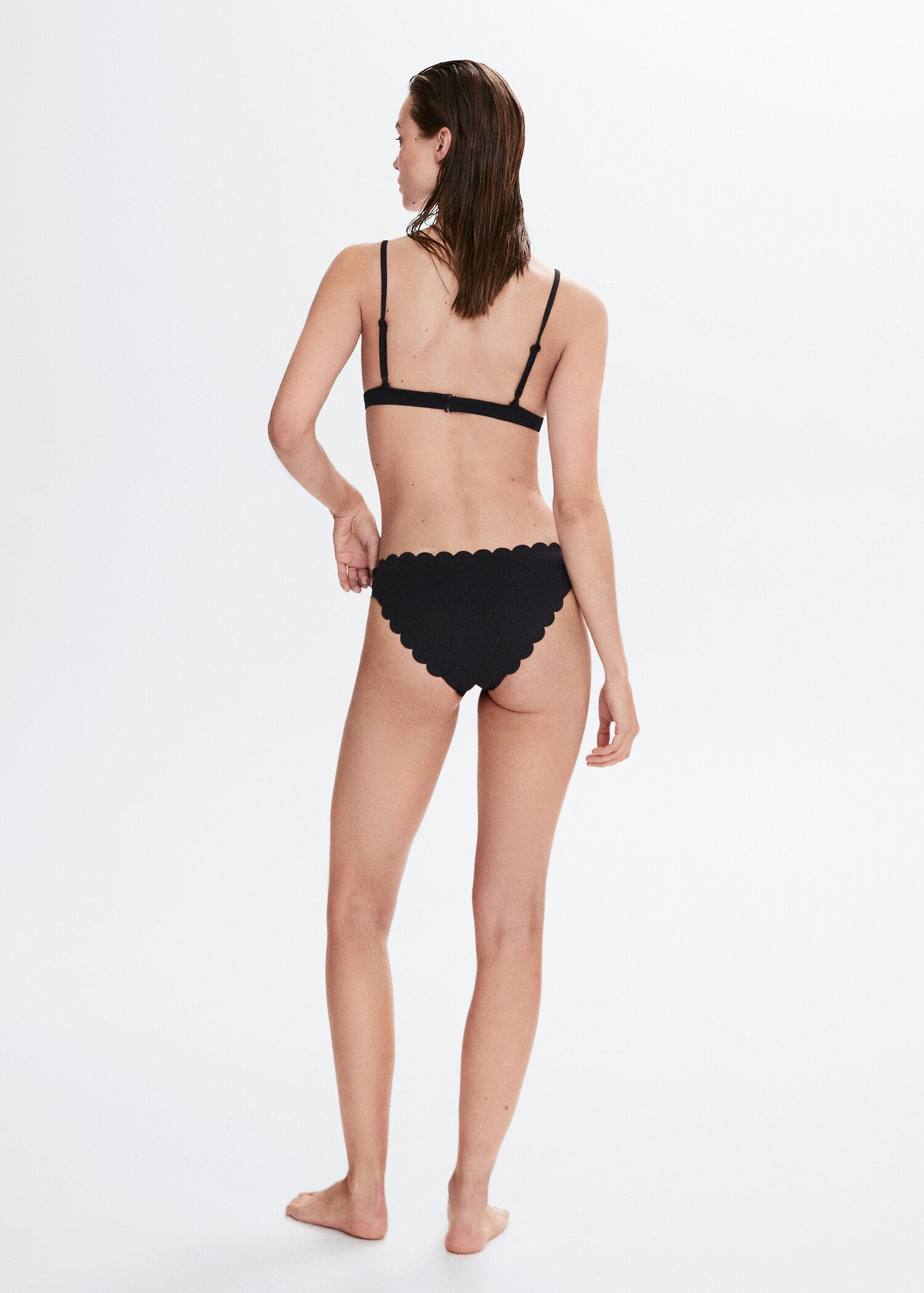 Klassischer Bikini-Slip mit Muschelsaum - Rückseite des Artikels