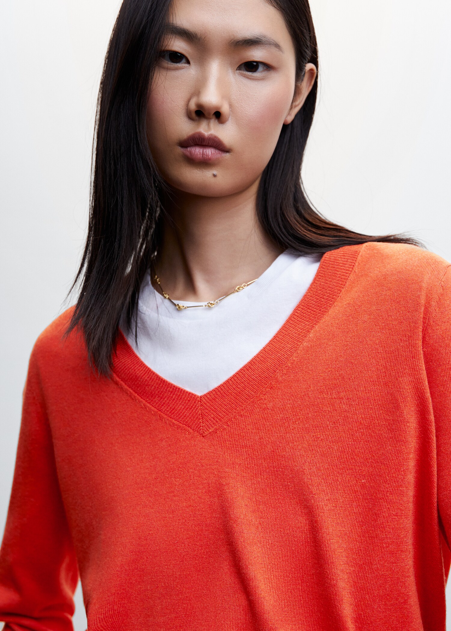 Fine-knit V-neck sweater - Details of the article 1
