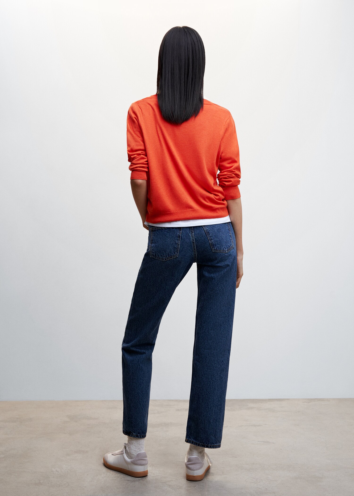 Fine-knit V-neck sweater - Reverse of the article
