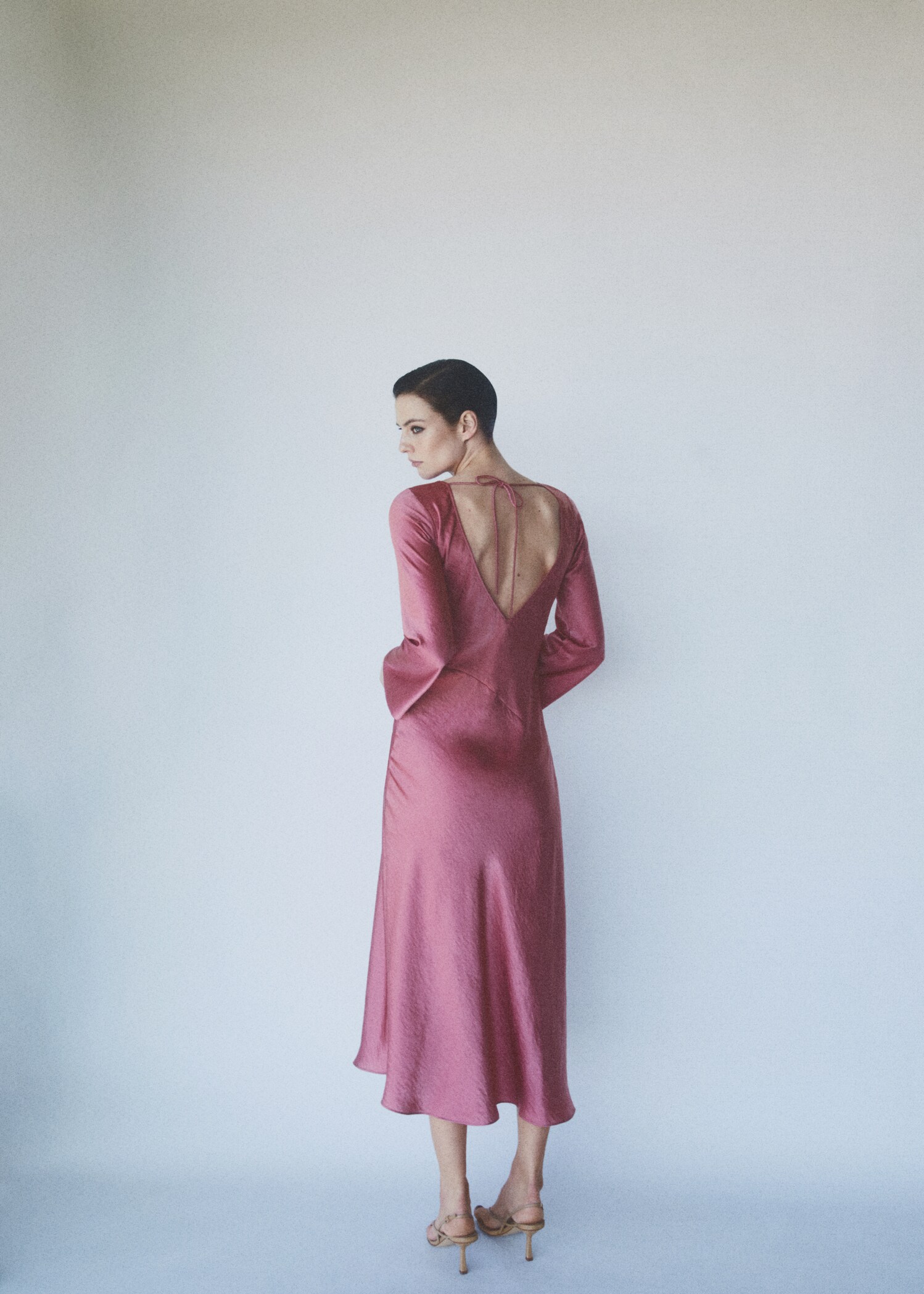Side-slit satin dress - Details of the article 7