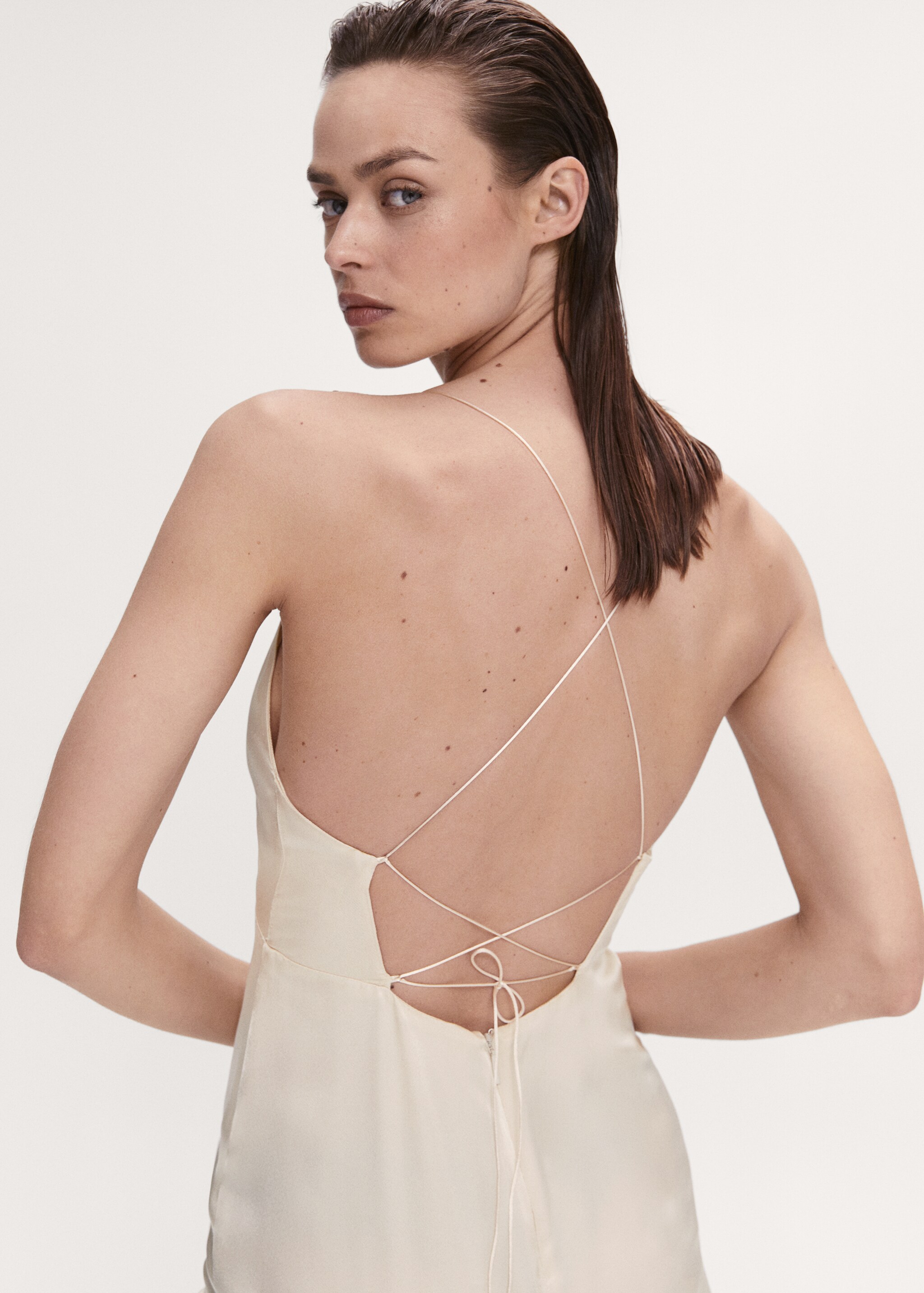 Satiniertes Kleid mit überkreuztem Rücken - Detail des Artikels 4