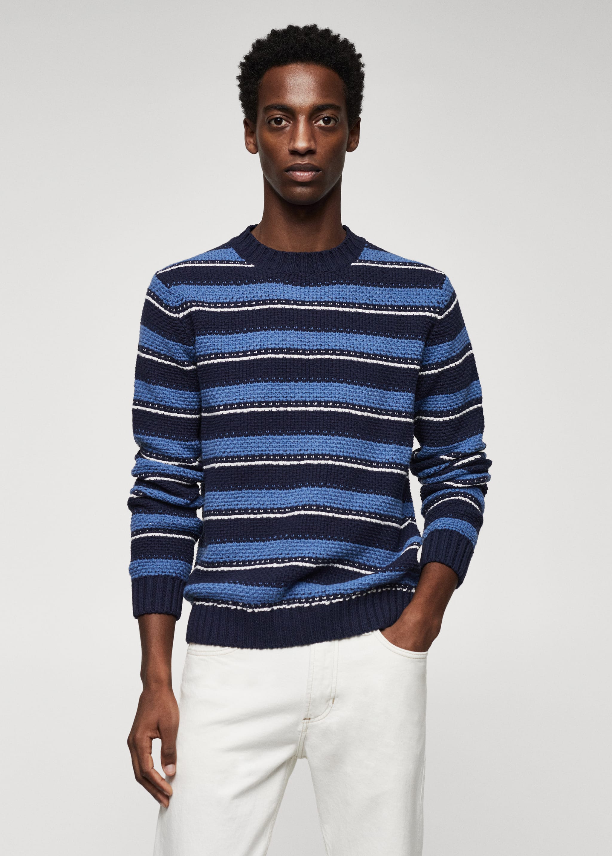 Strikket genser med striper - Halvtotal bildeutsnitt