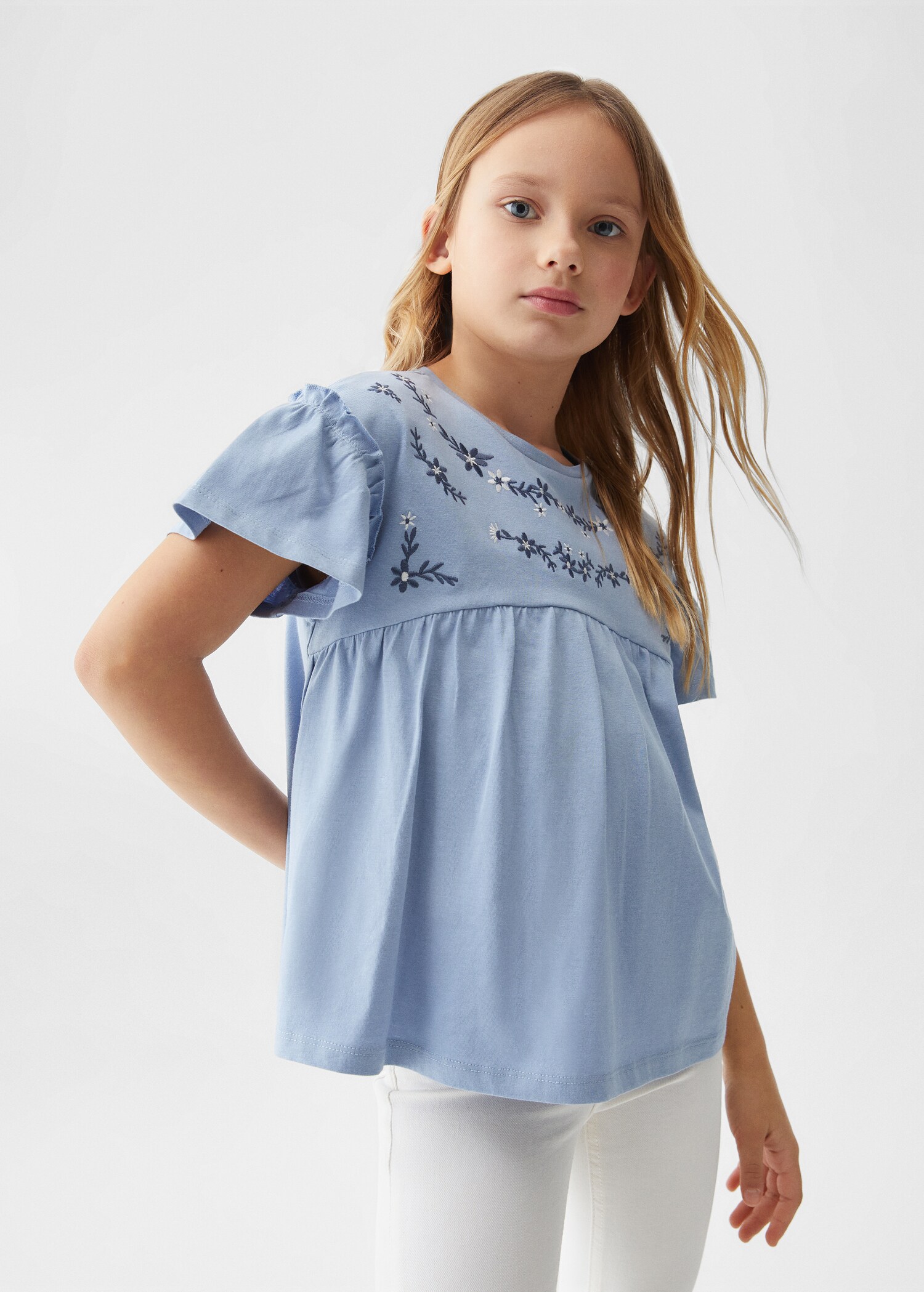 Tricou cu flori brodate - Plan mediu