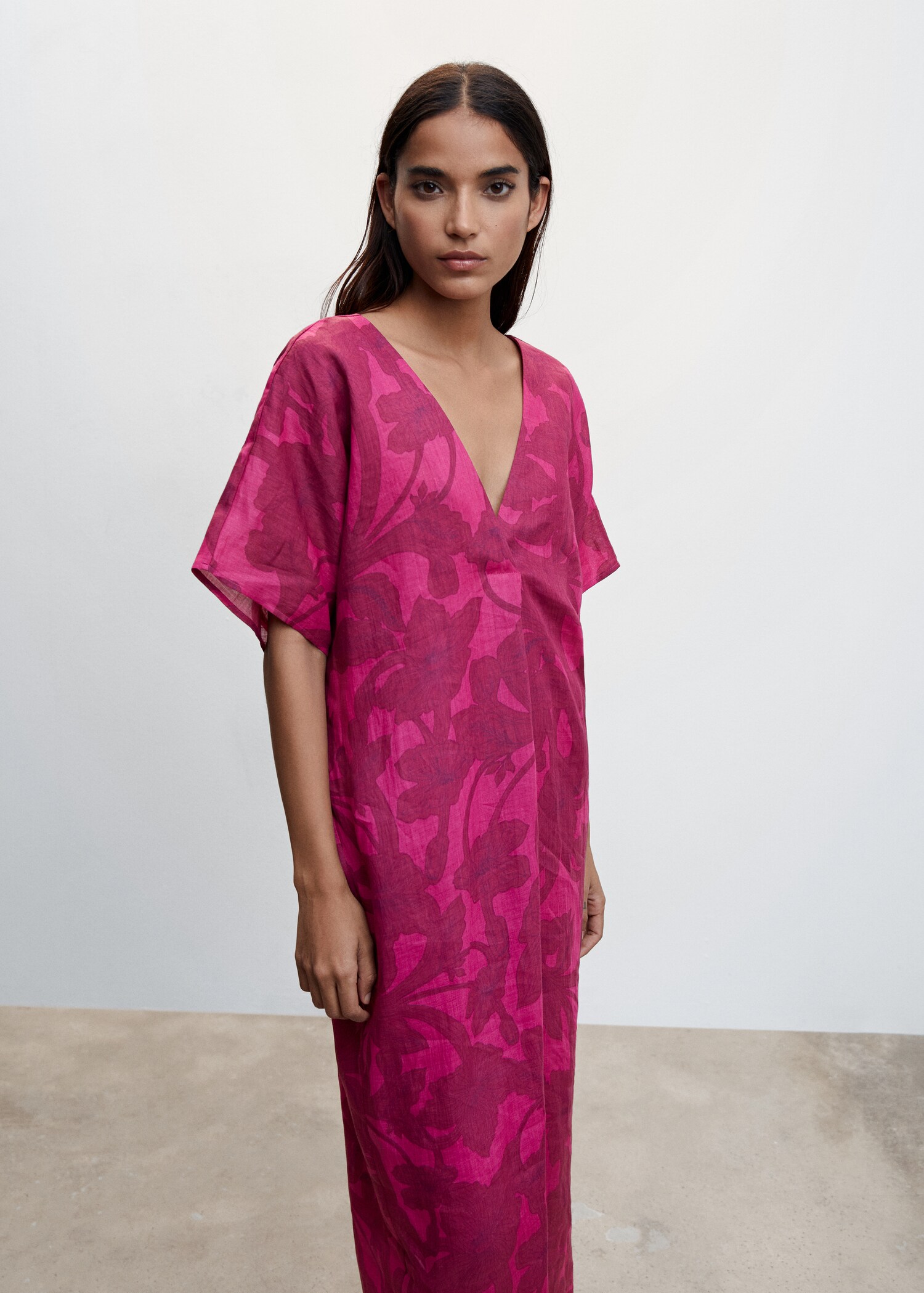 Kleid mit Blumenmuster - Mittlere Ansicht