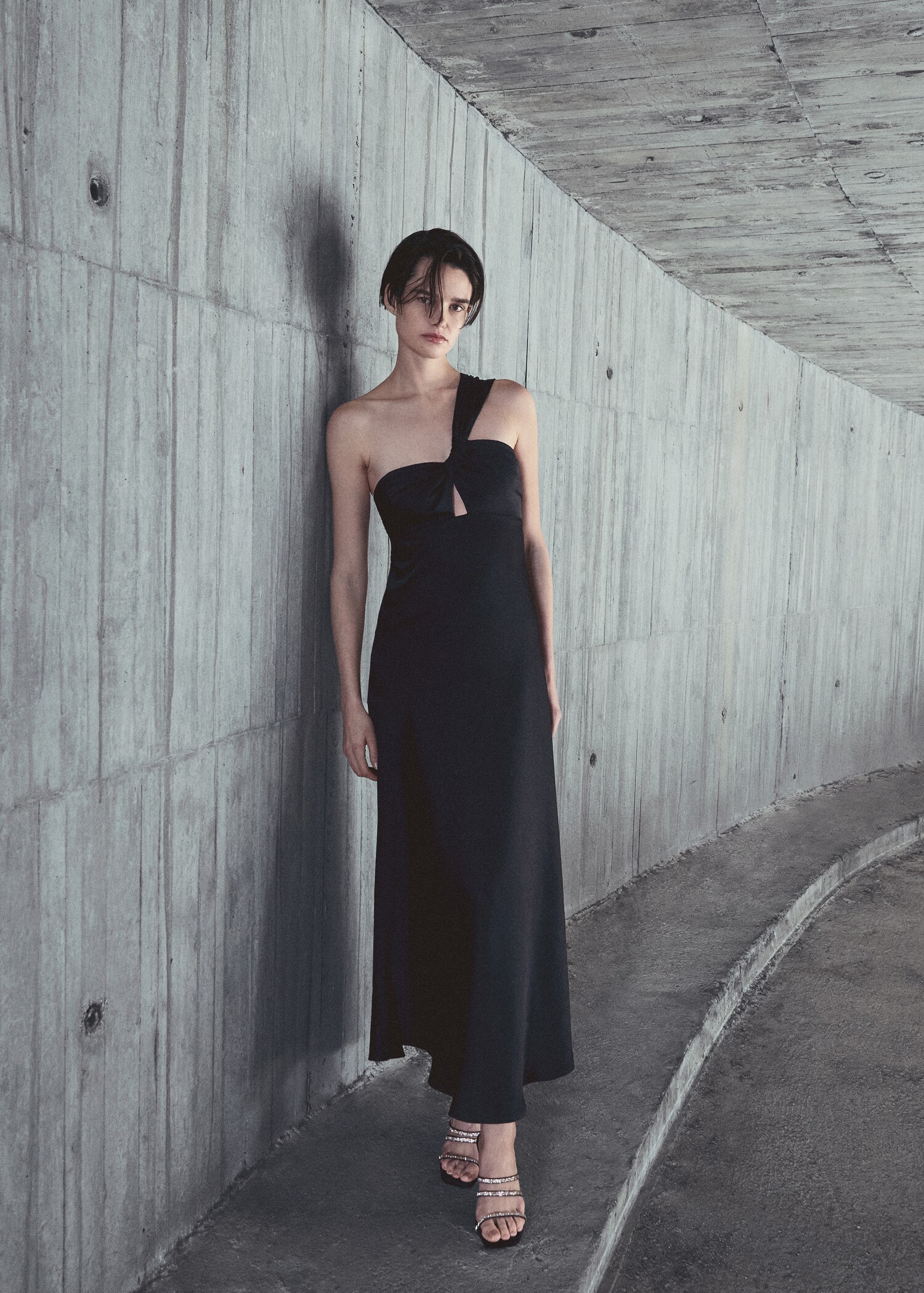 Asymmetrical black satin dress - Details of the article 6